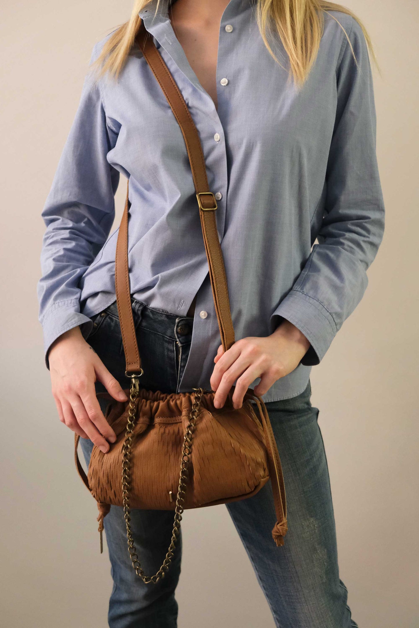 Agnes mini borsa in pelle traforata cognac