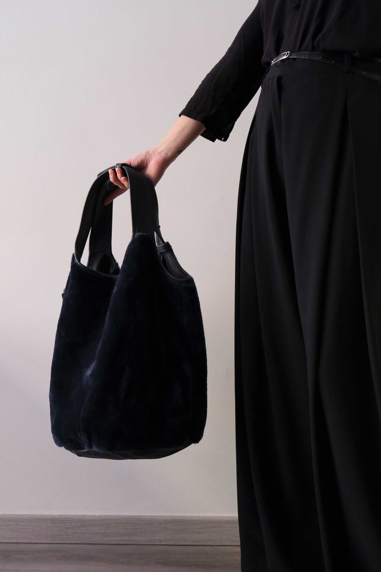 Lena tote bag in blue shearling leather