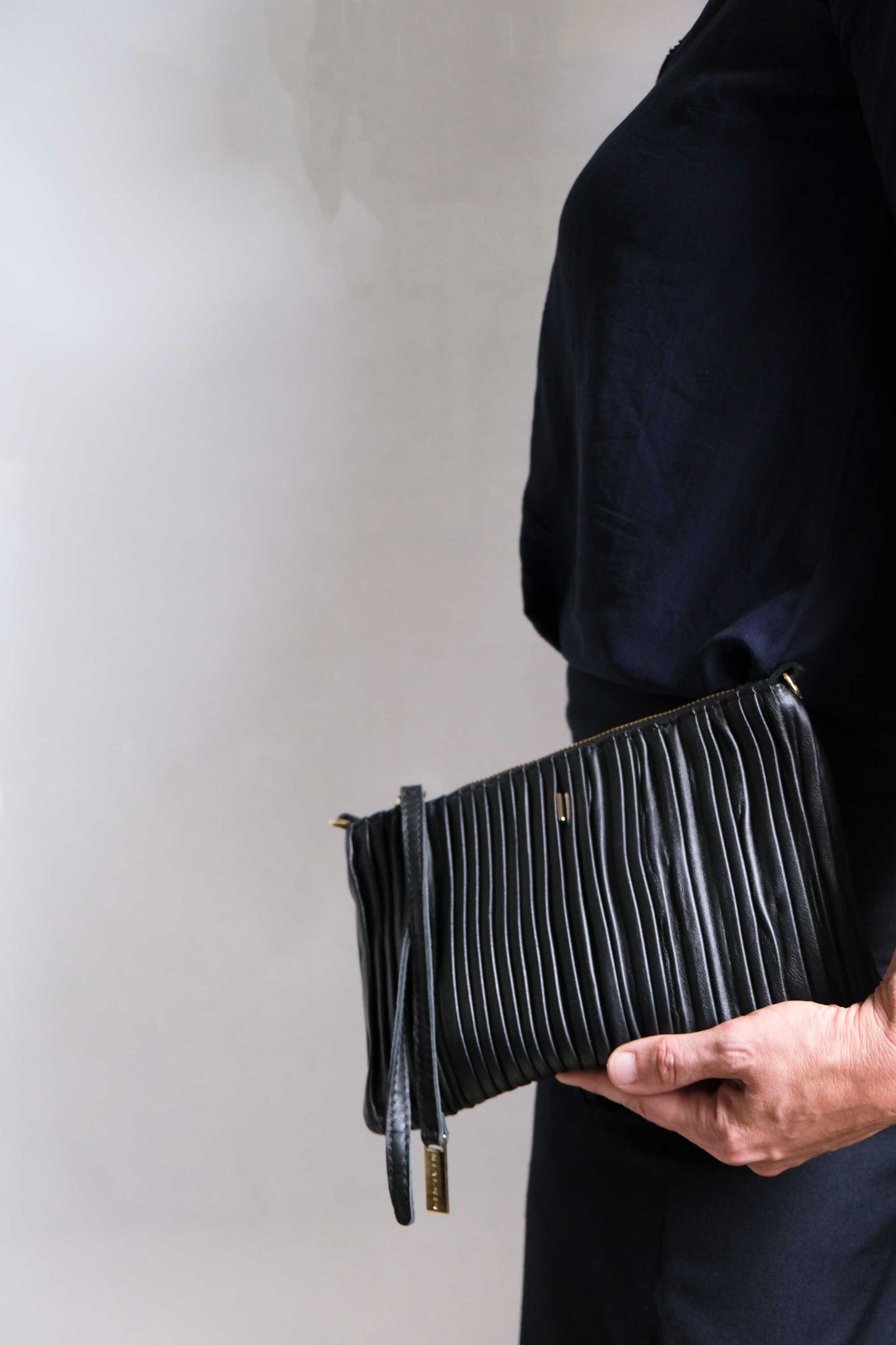 Mikin pochette in black pleated leather