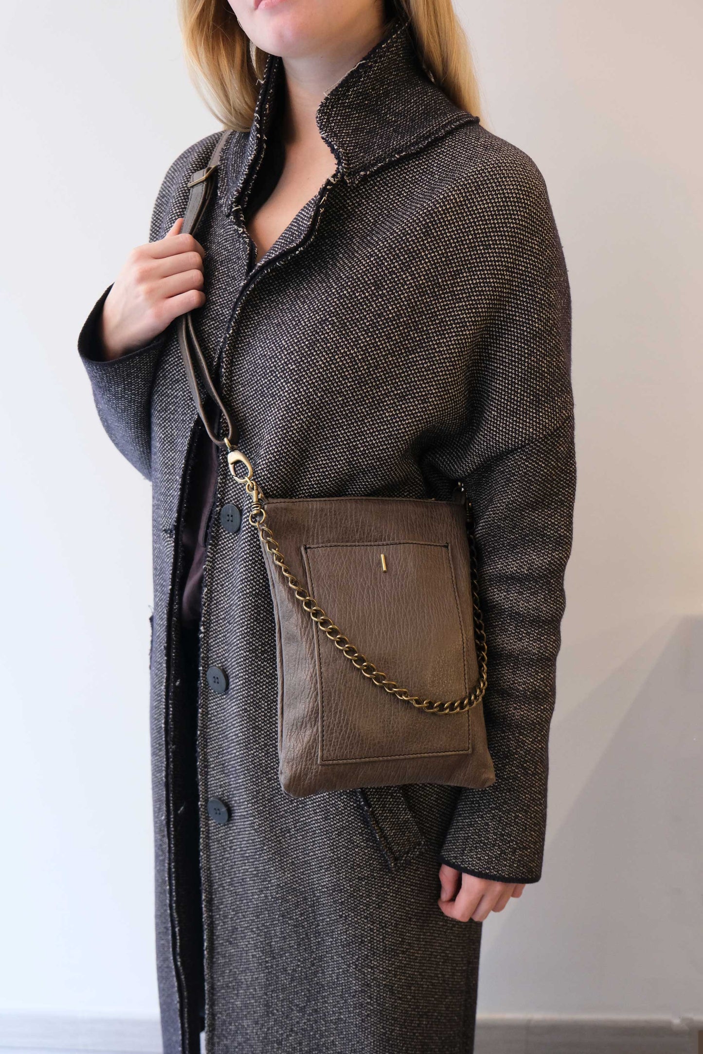 Rina pochette graphite vegetable tanned leather with shark print