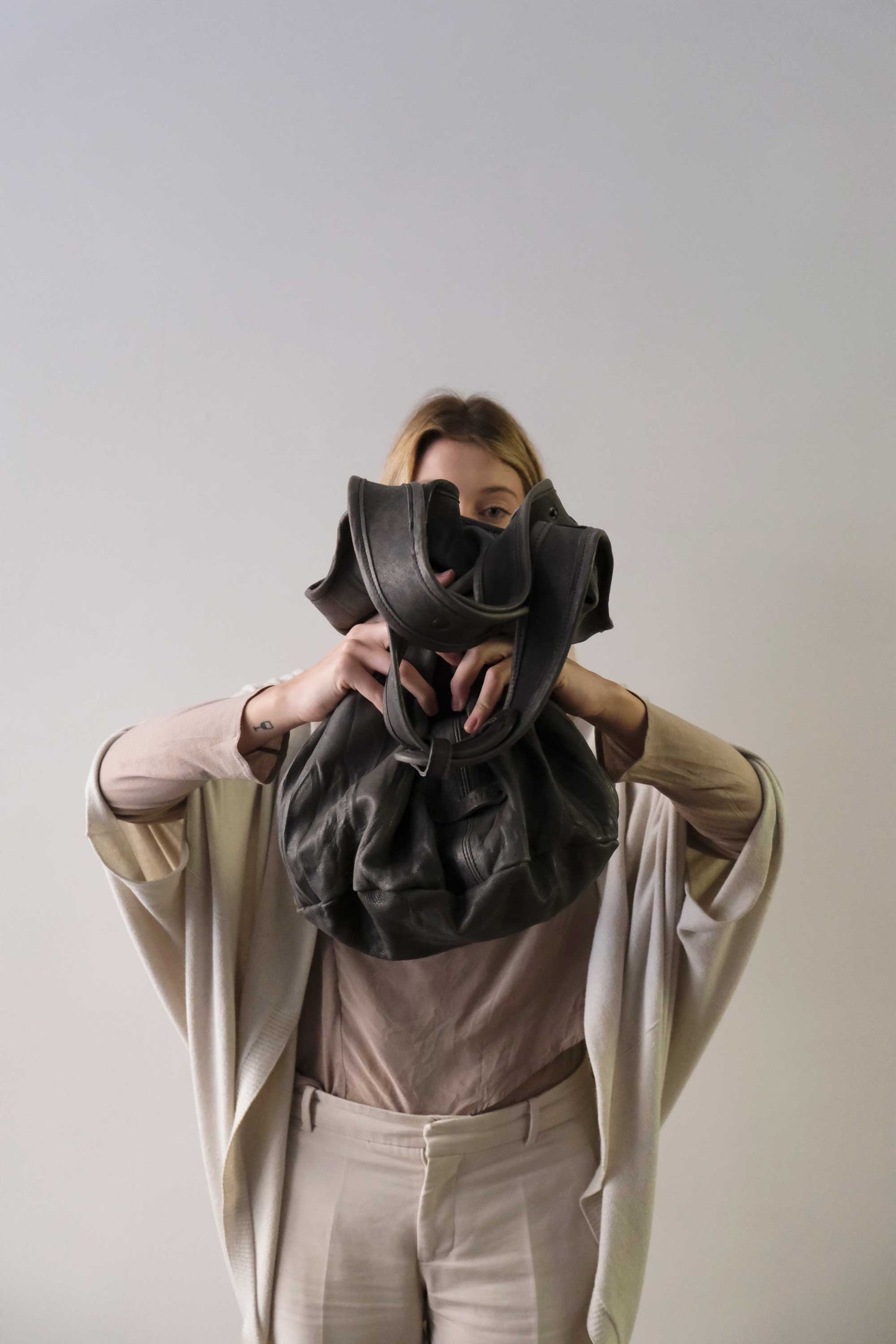 Lena tote bag in grafite leather
