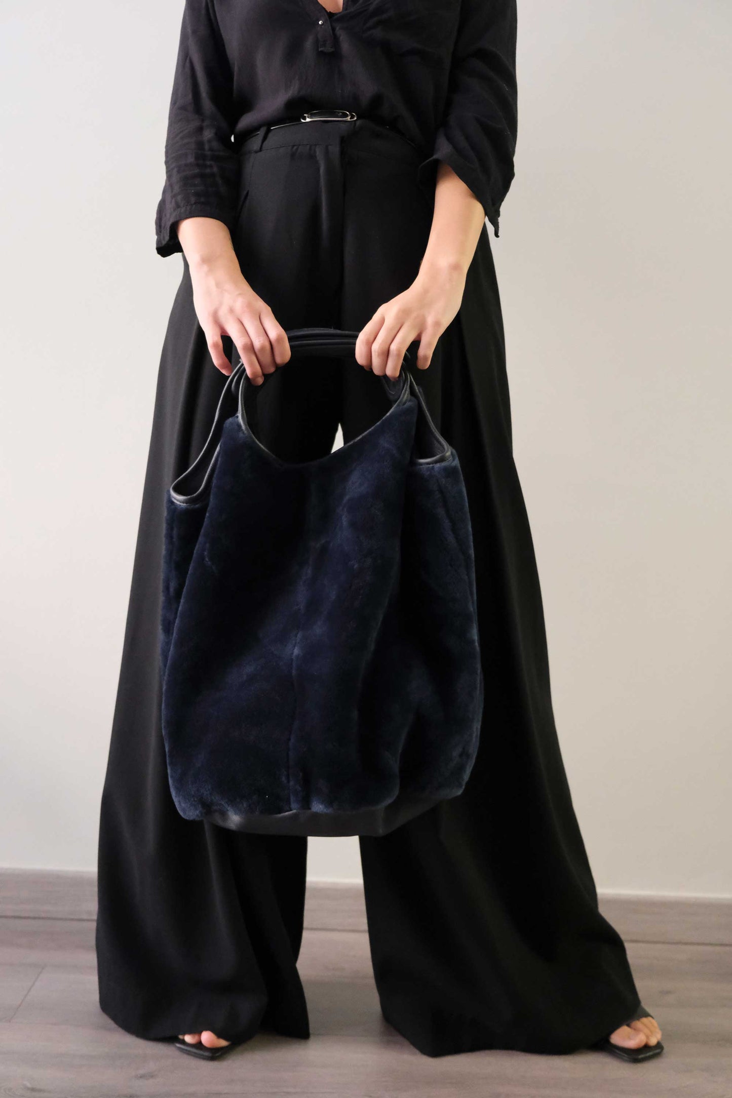 Lena tote bag in blue shearling leather