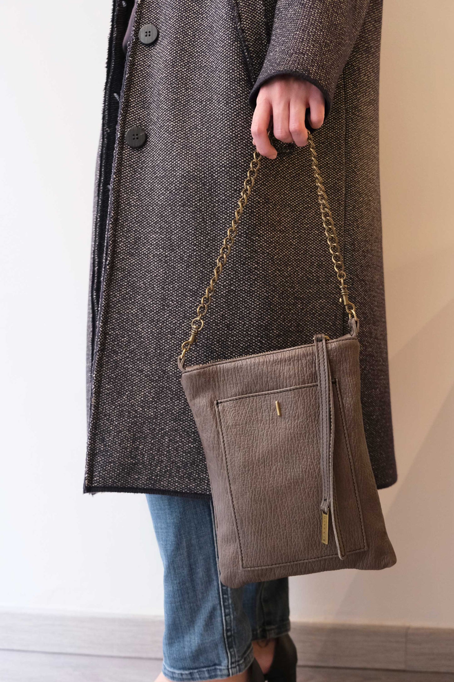 Rina pochette graphite vegetable tanned leather with shark print