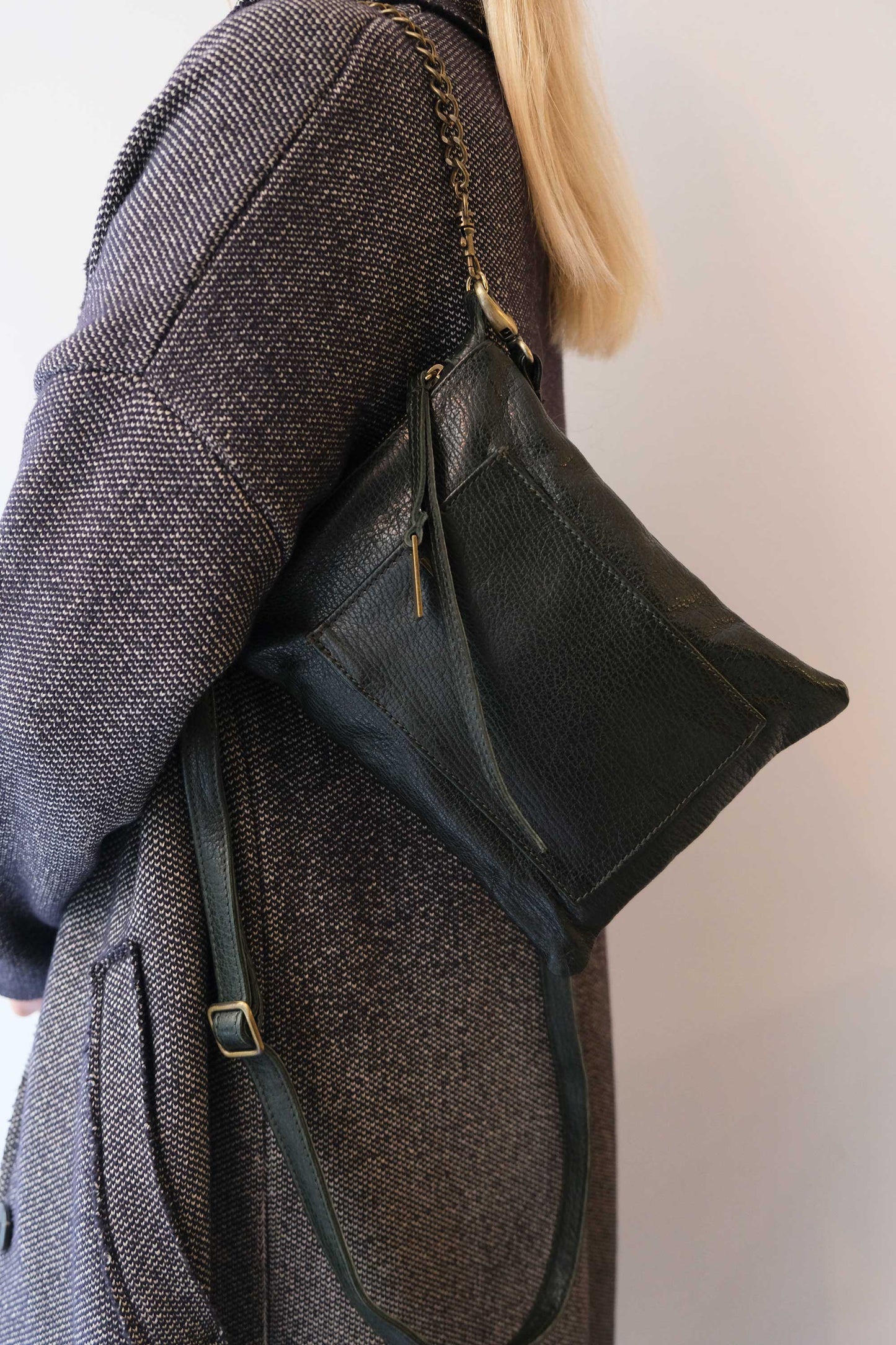Rina pochette pine green vegetable tanned leather with shark print