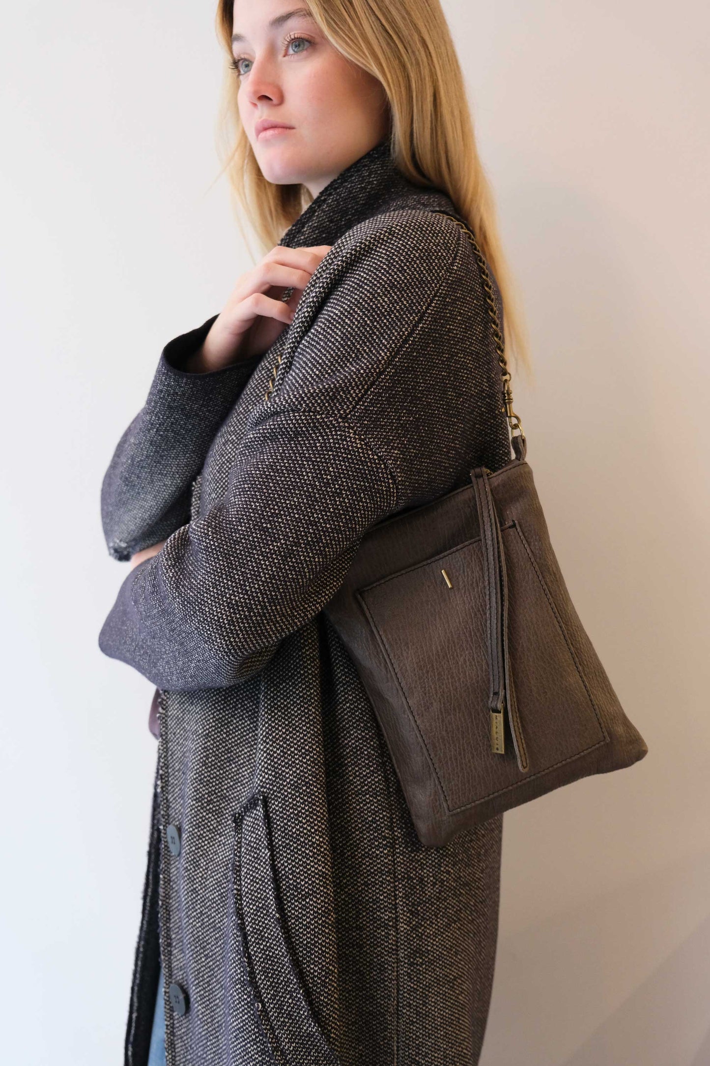 Rina pochette graphite vegetable tanned leather with shark print