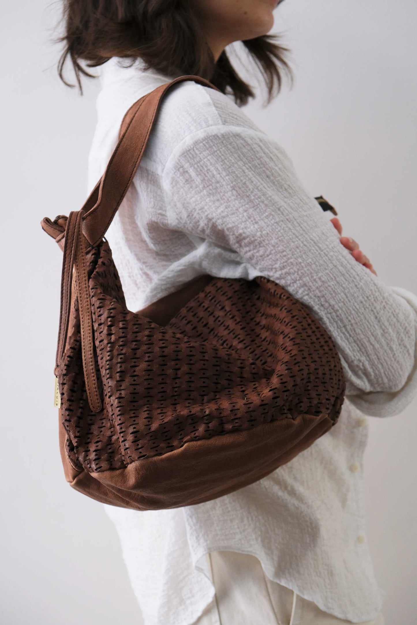 Carola bag cioccolato in morbida nappa traforata giunco - Made in Italy -