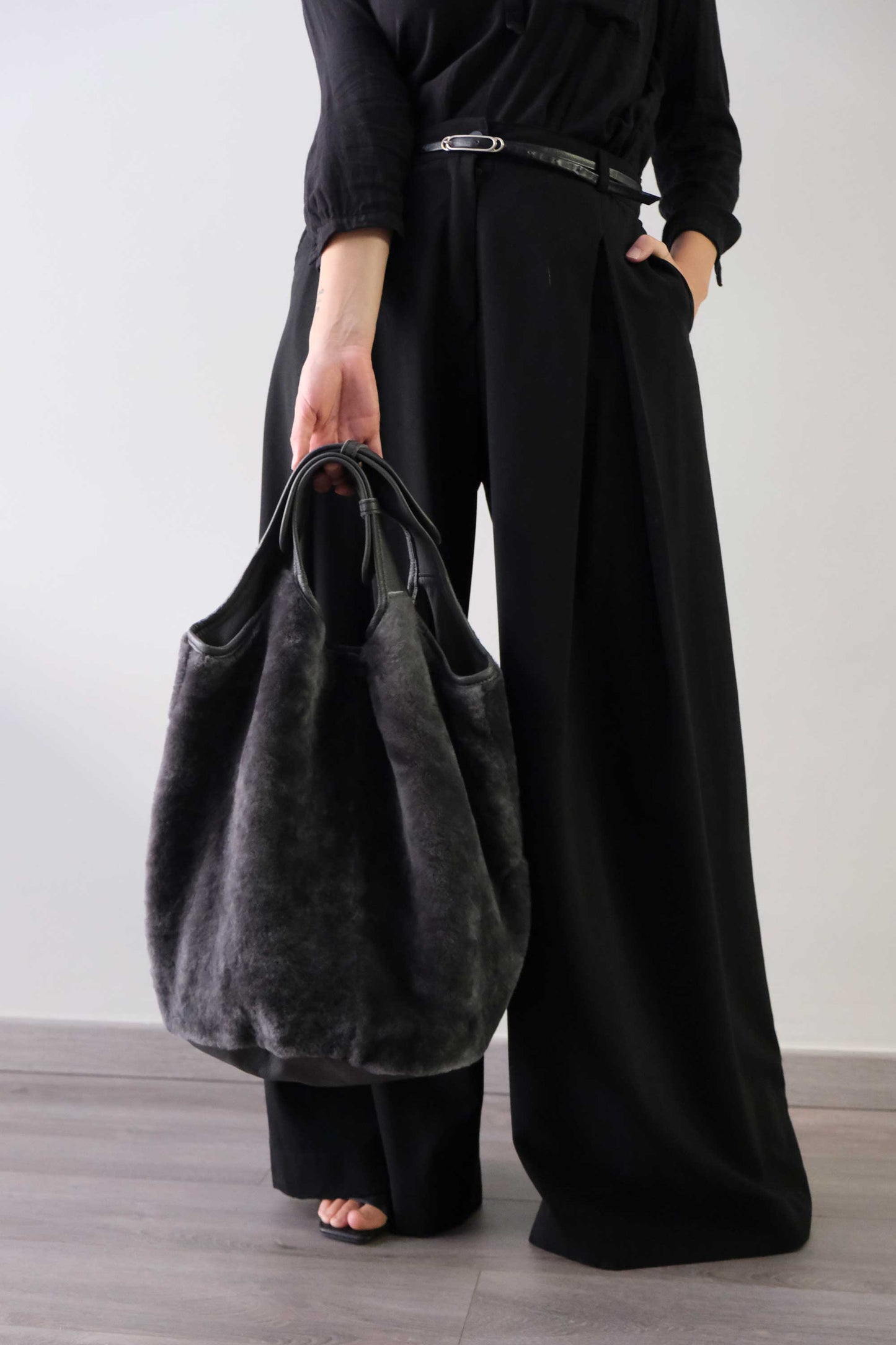 Lena tote bag in graphite shearling leather