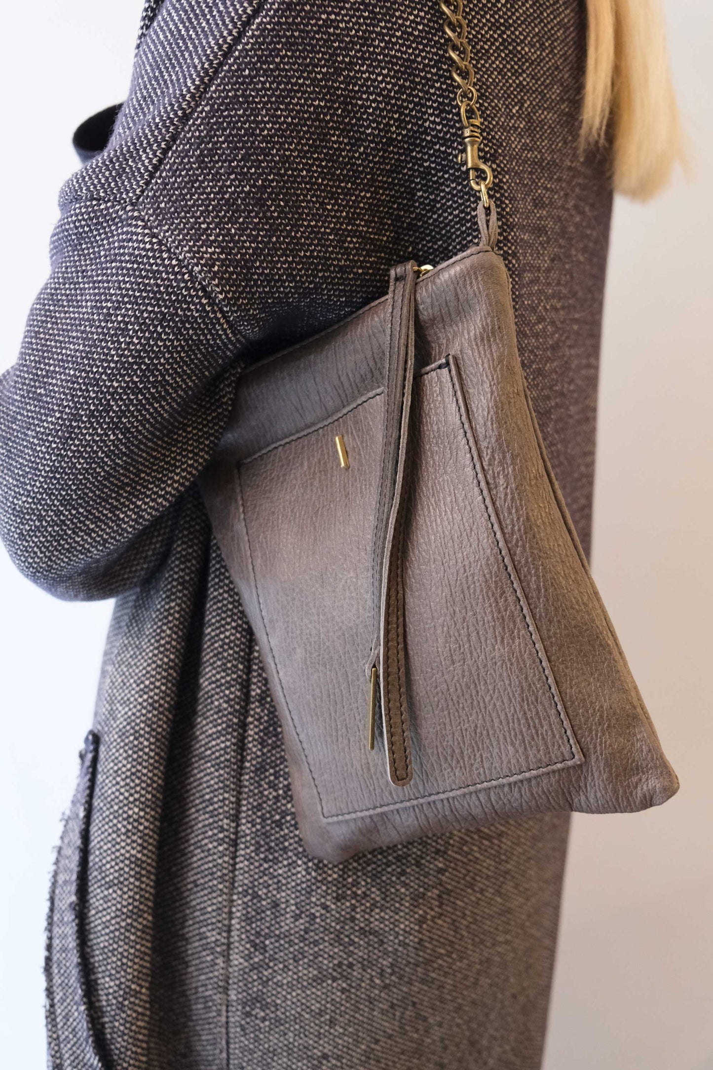 Rina pochette graphite vegetable tanned leather with shark print