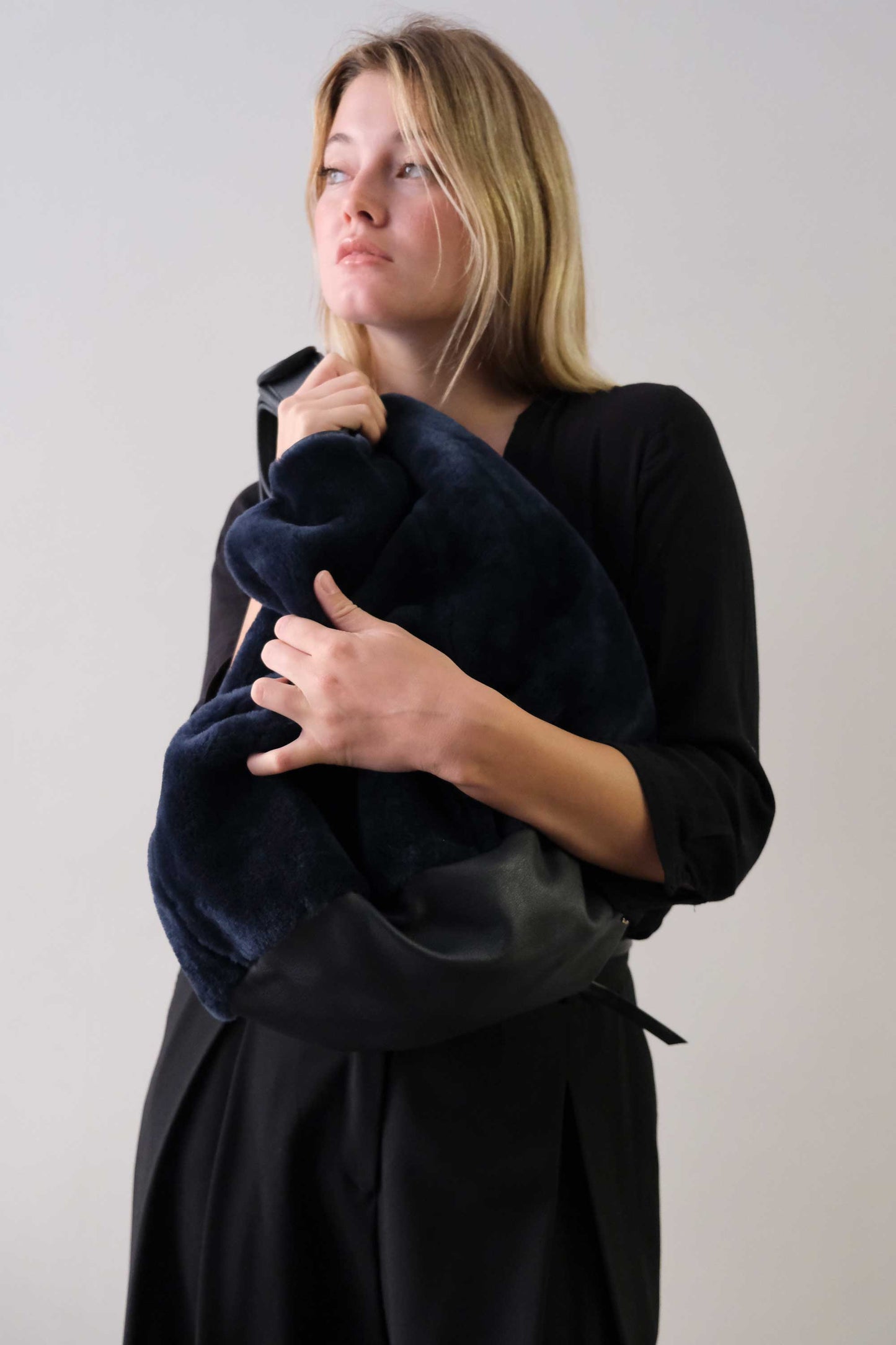 Lena tote bag in blue shearling leather