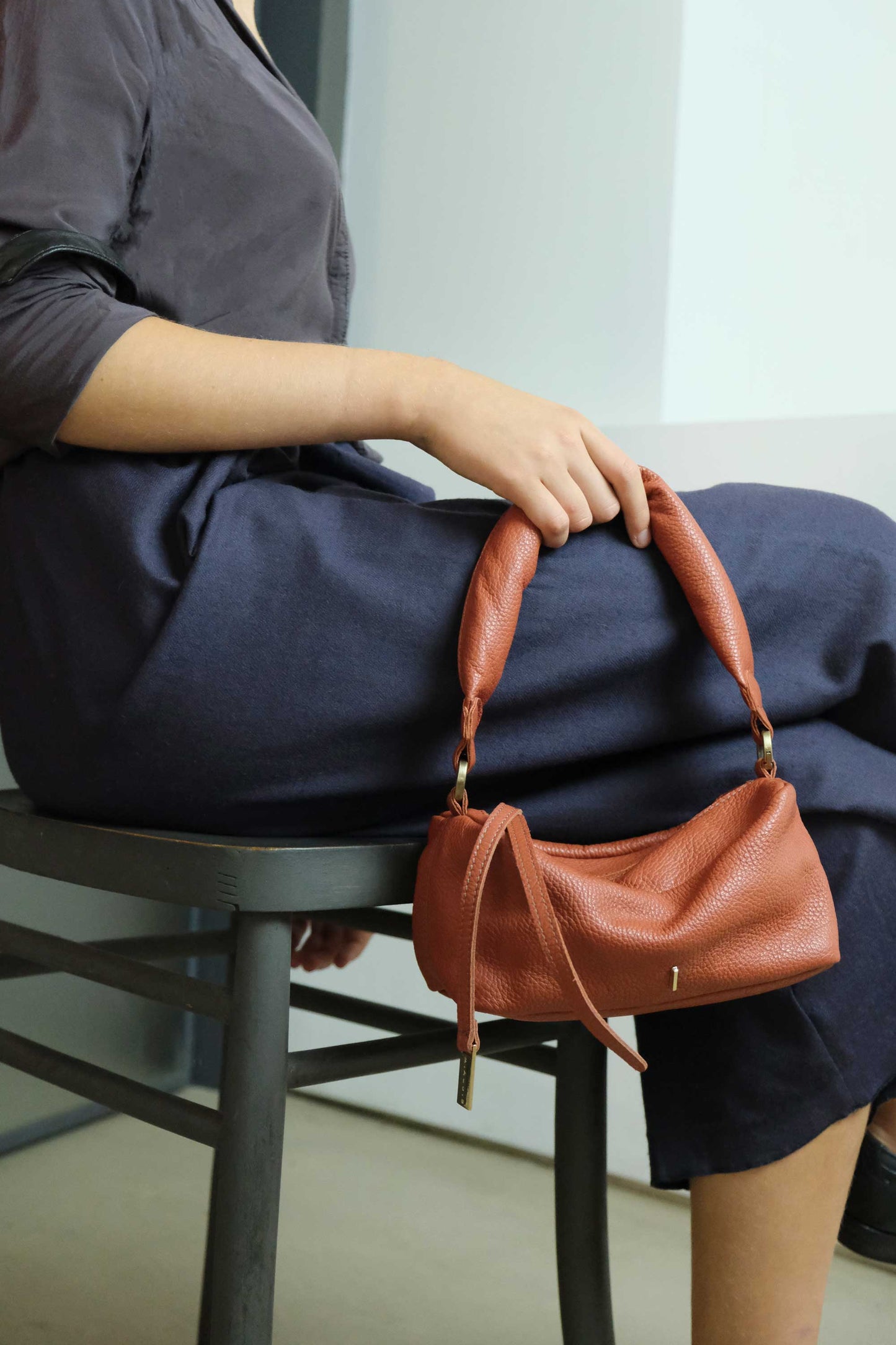 Bobo mini in brick leather with natural grain