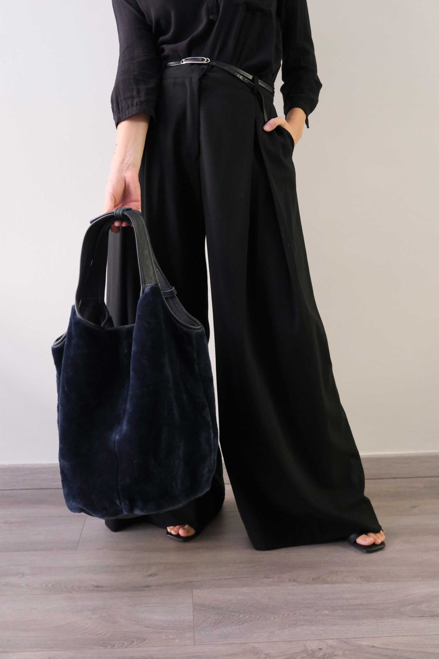 Lena tote bag in blue shearling leather
