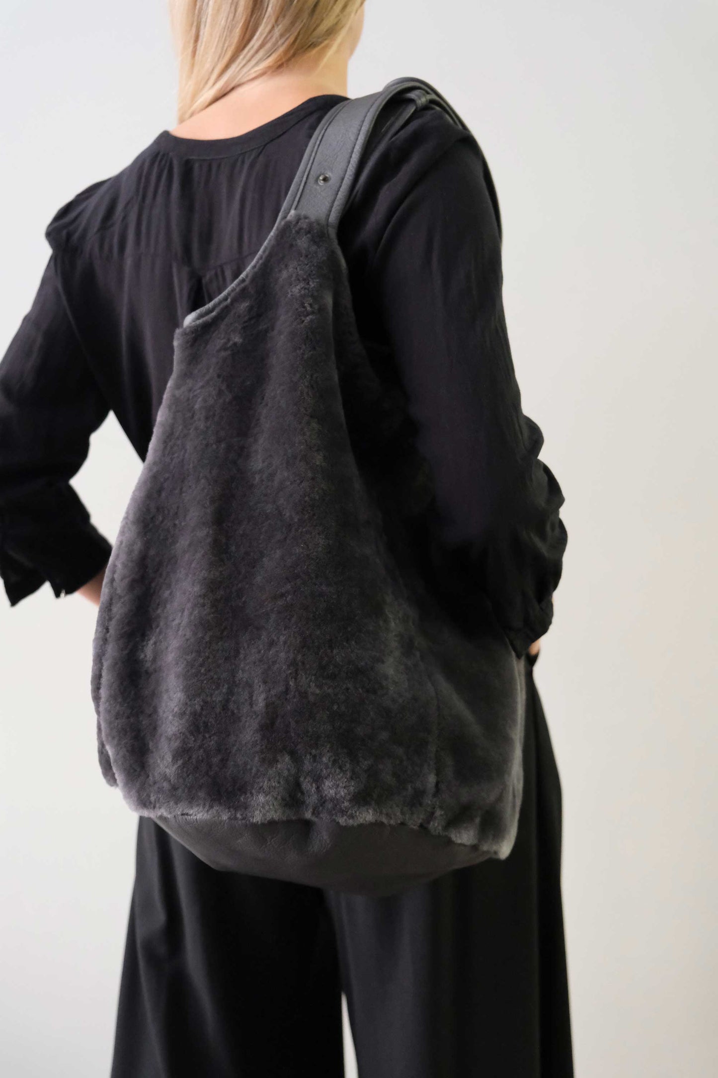 Lena tote bag in graphite shearling leather