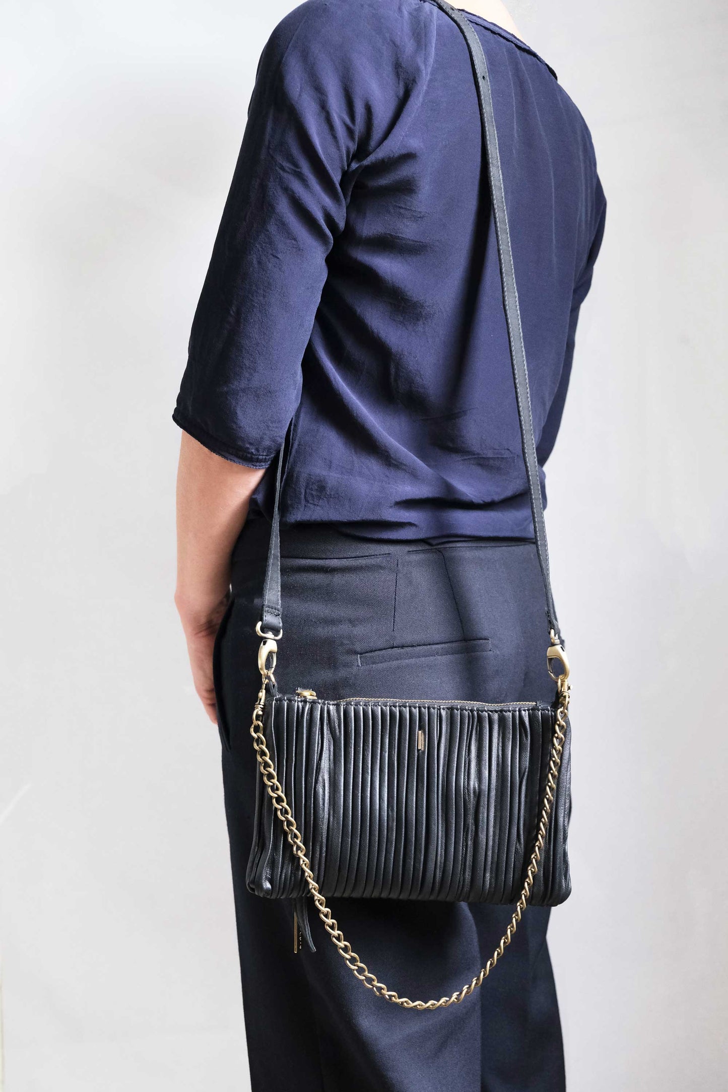 Mikin pochette in black pleated leather