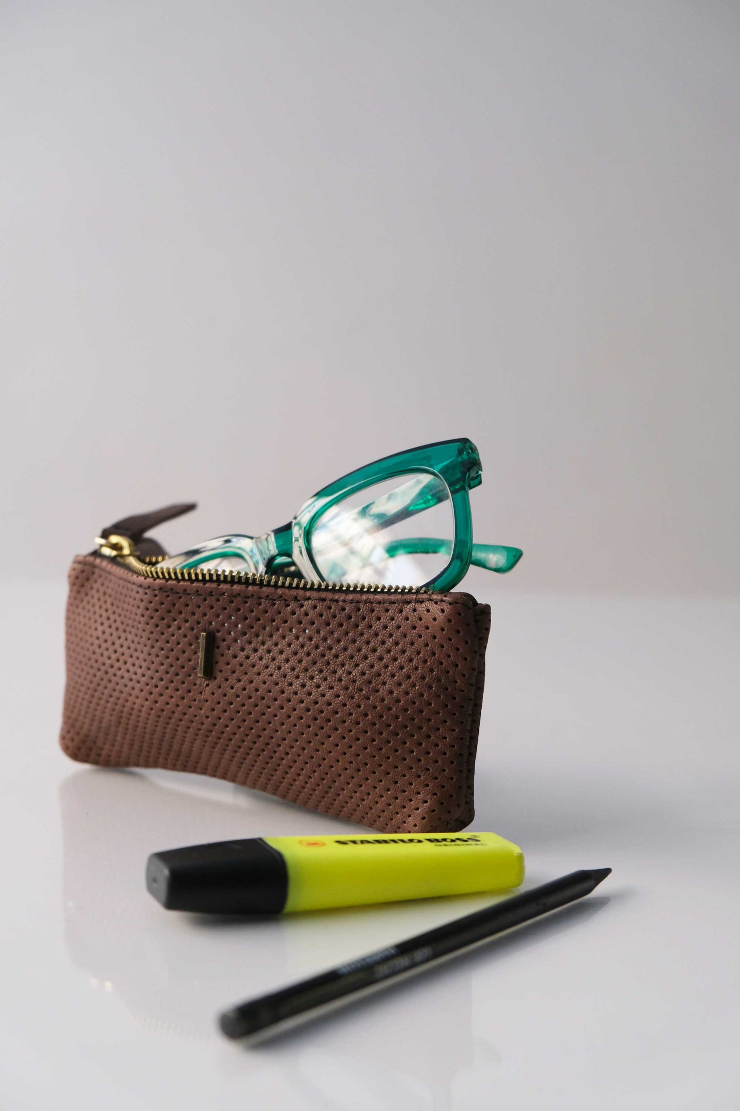 Mix nappa forata cioccolato - Pochette sostenibile - Made in Italy -