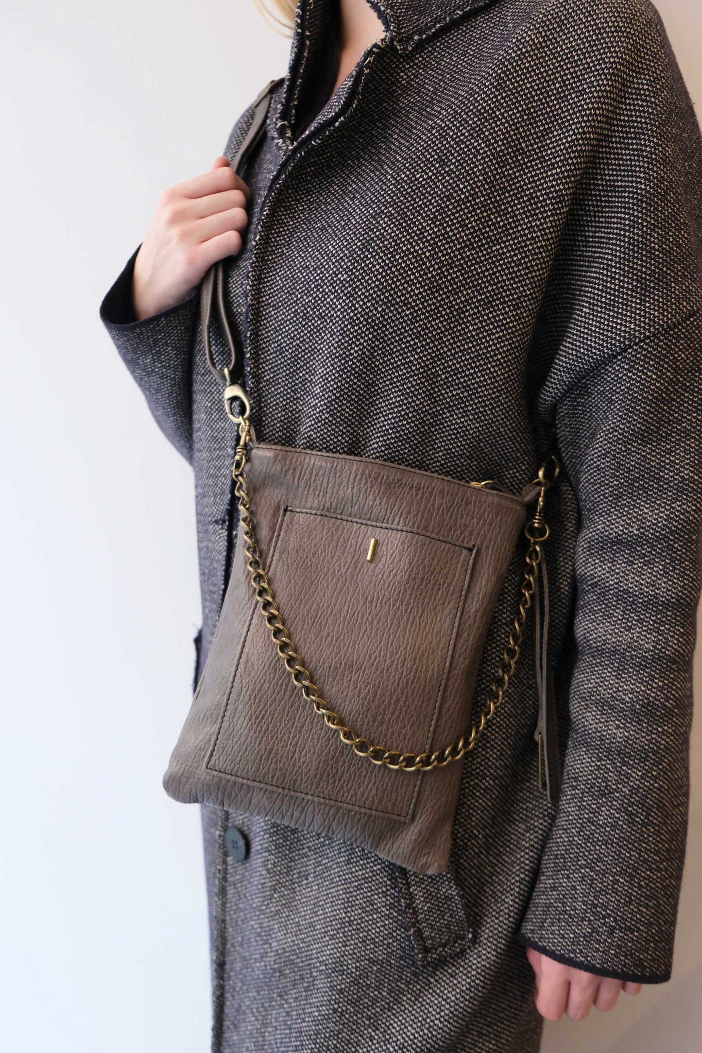 Rina pochette graphite vegetable tanned leather with shark print