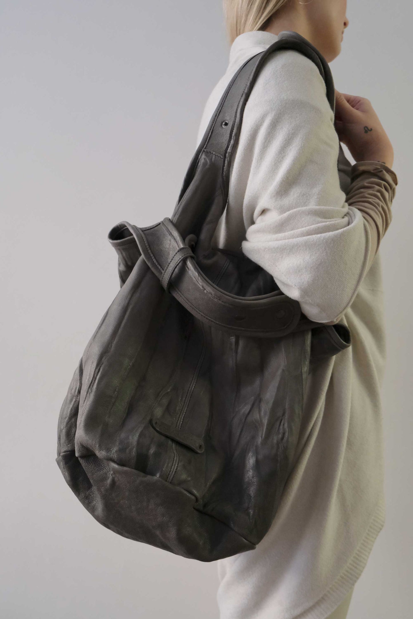 Lena tote bag in grafite leather