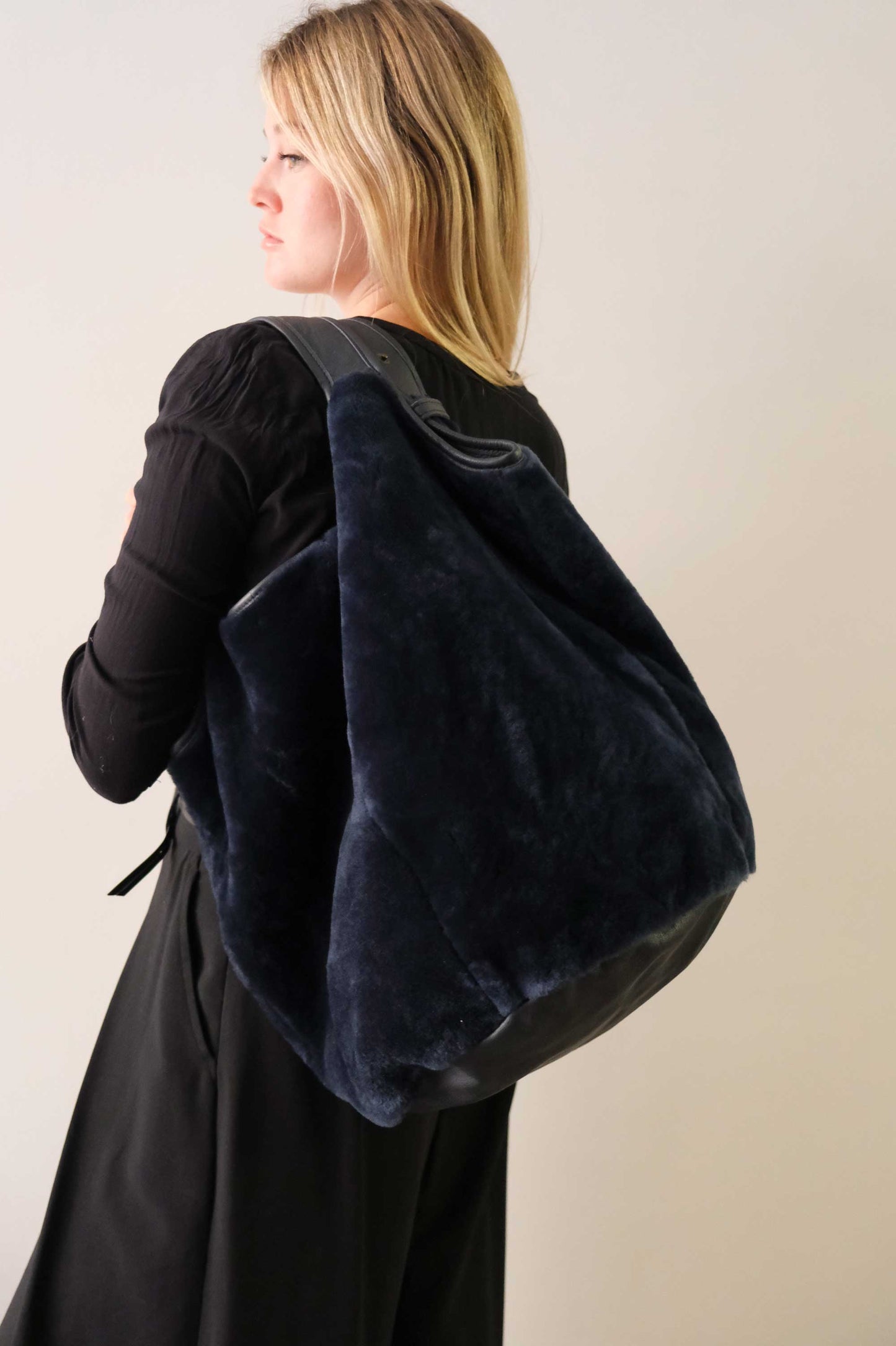Lena tote bag in blue shearling leather