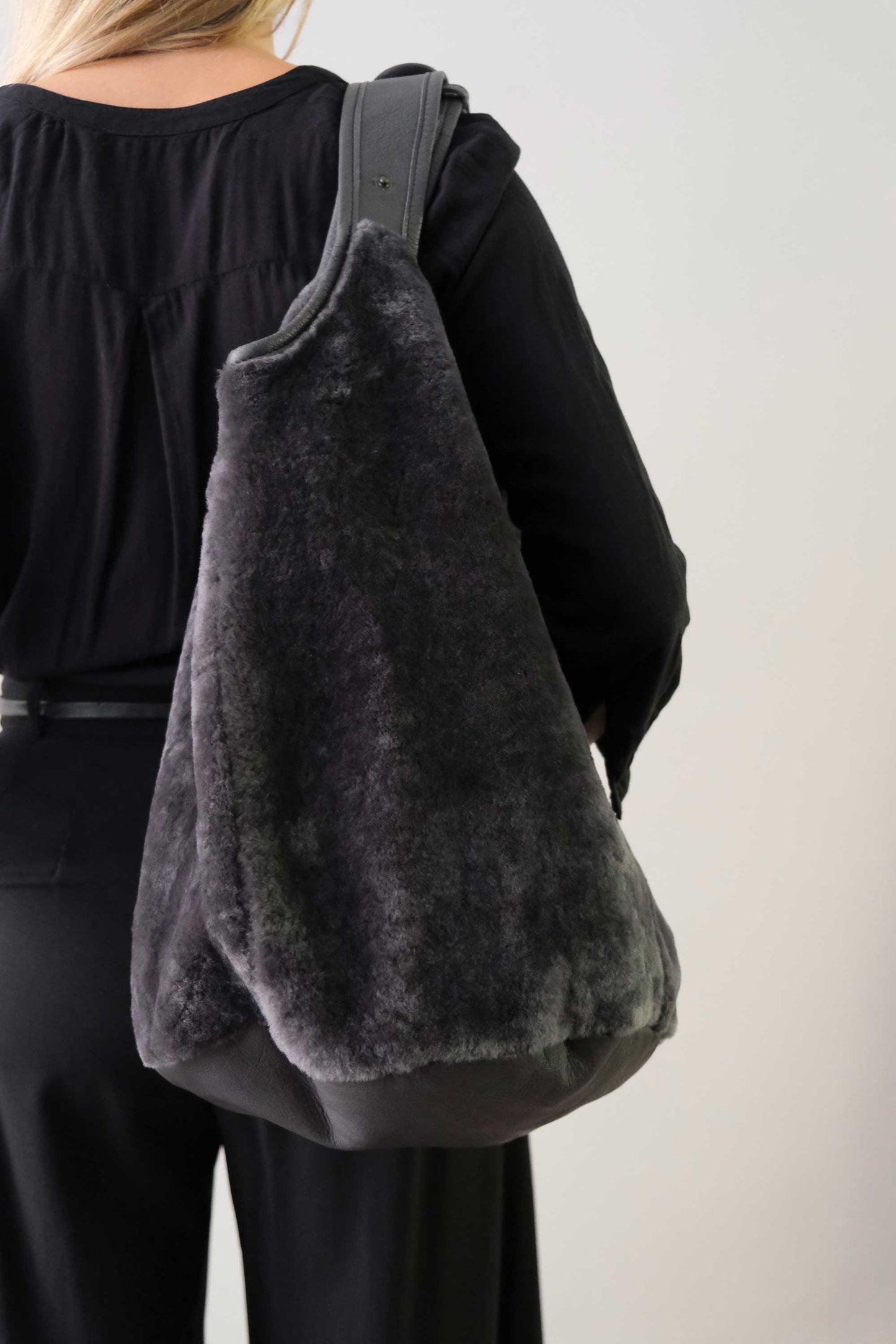 Lena tote bag in graphite shearling leather