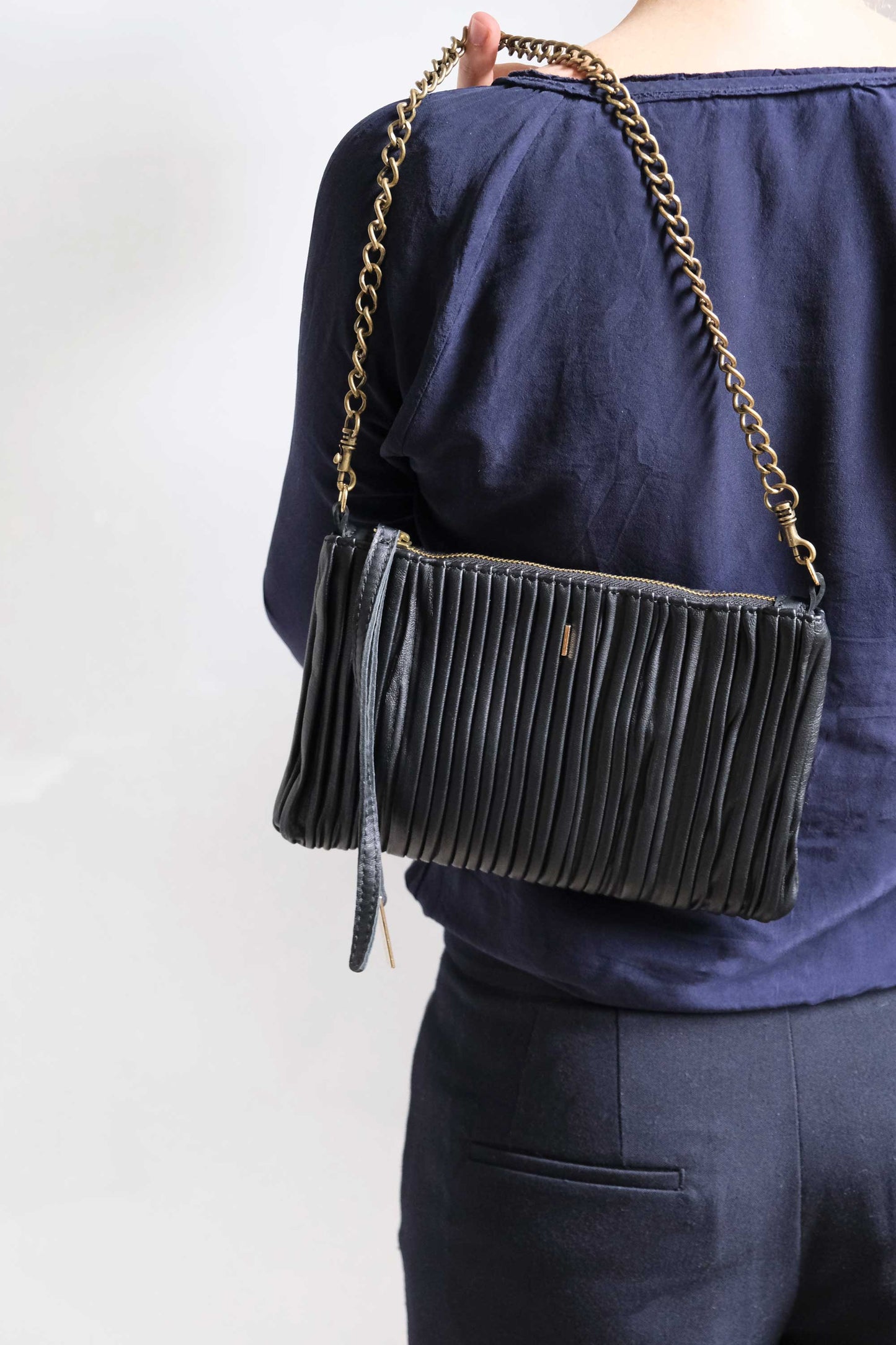 Mikin pochette in black pleated leather