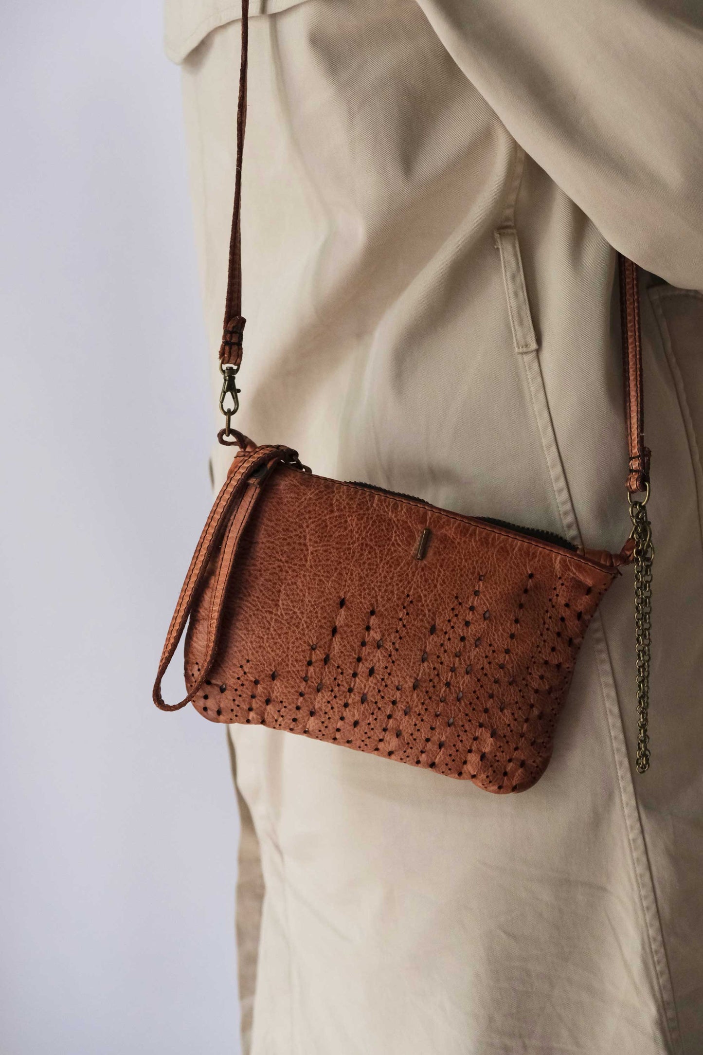 Tina pochette in diagonal biscotto Turner leather