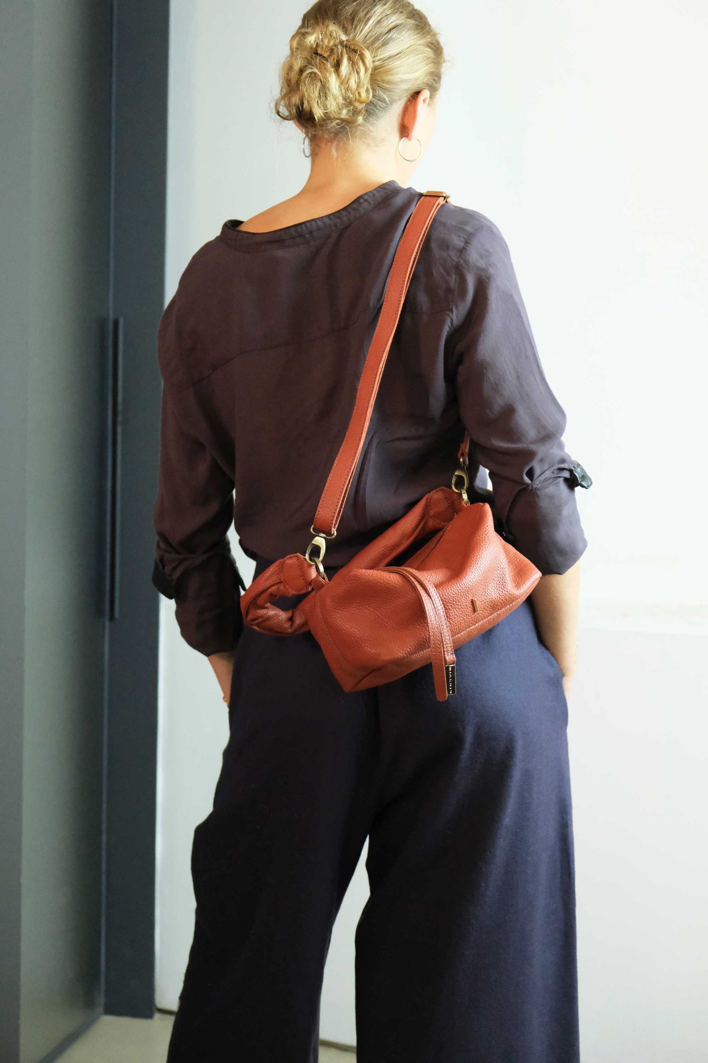 Bobo mini in brick leather with natural grain