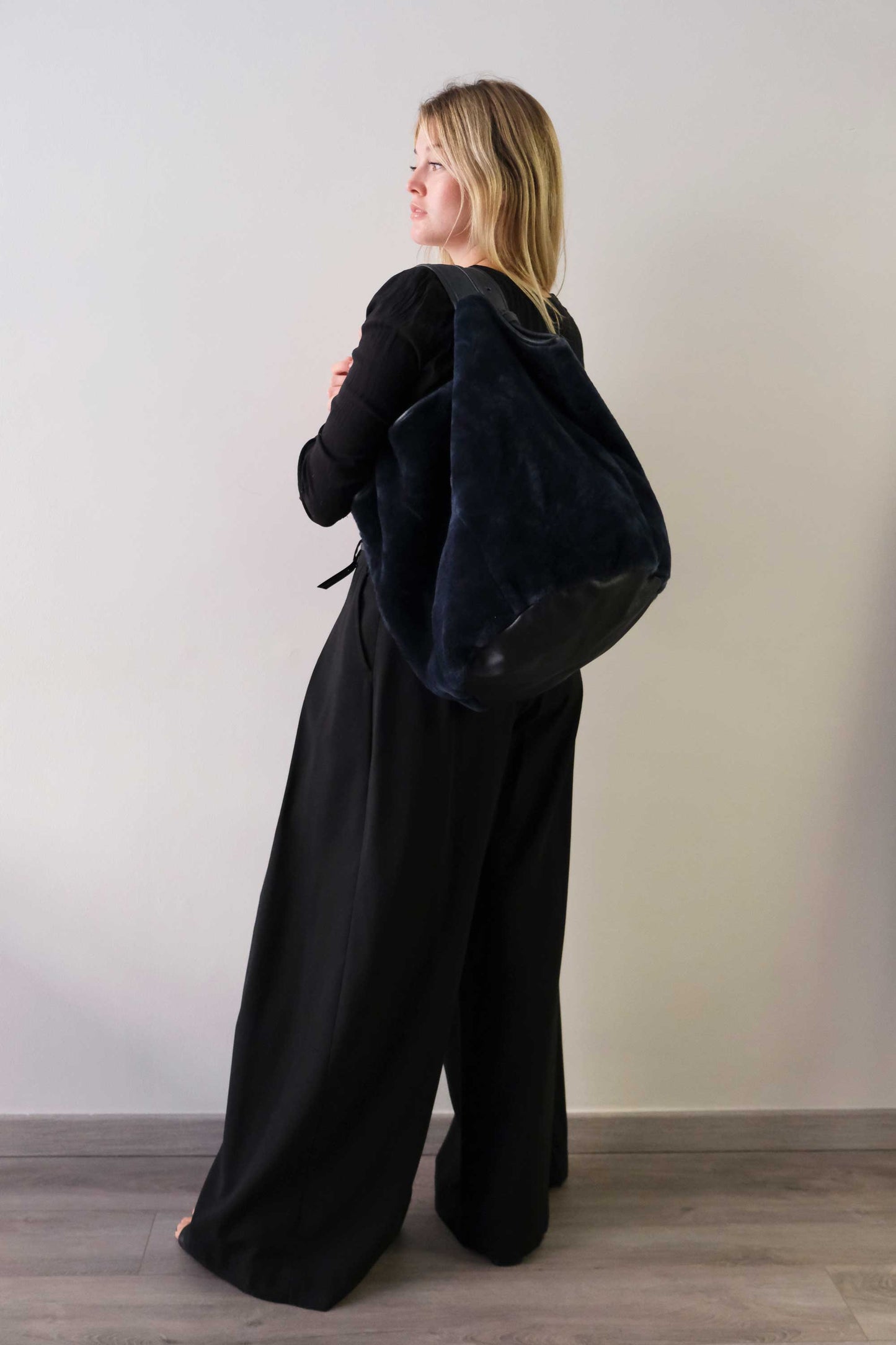 Lena tote bag in blue shearling leather