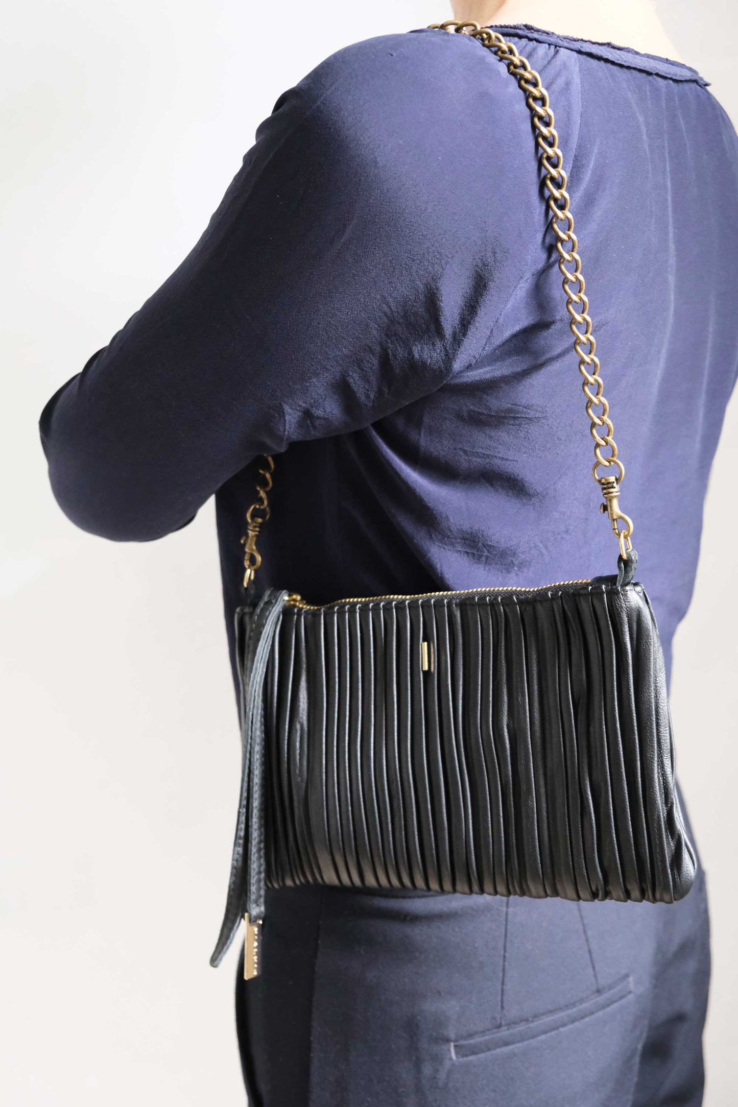 Mikin pochette in black pleated leather
