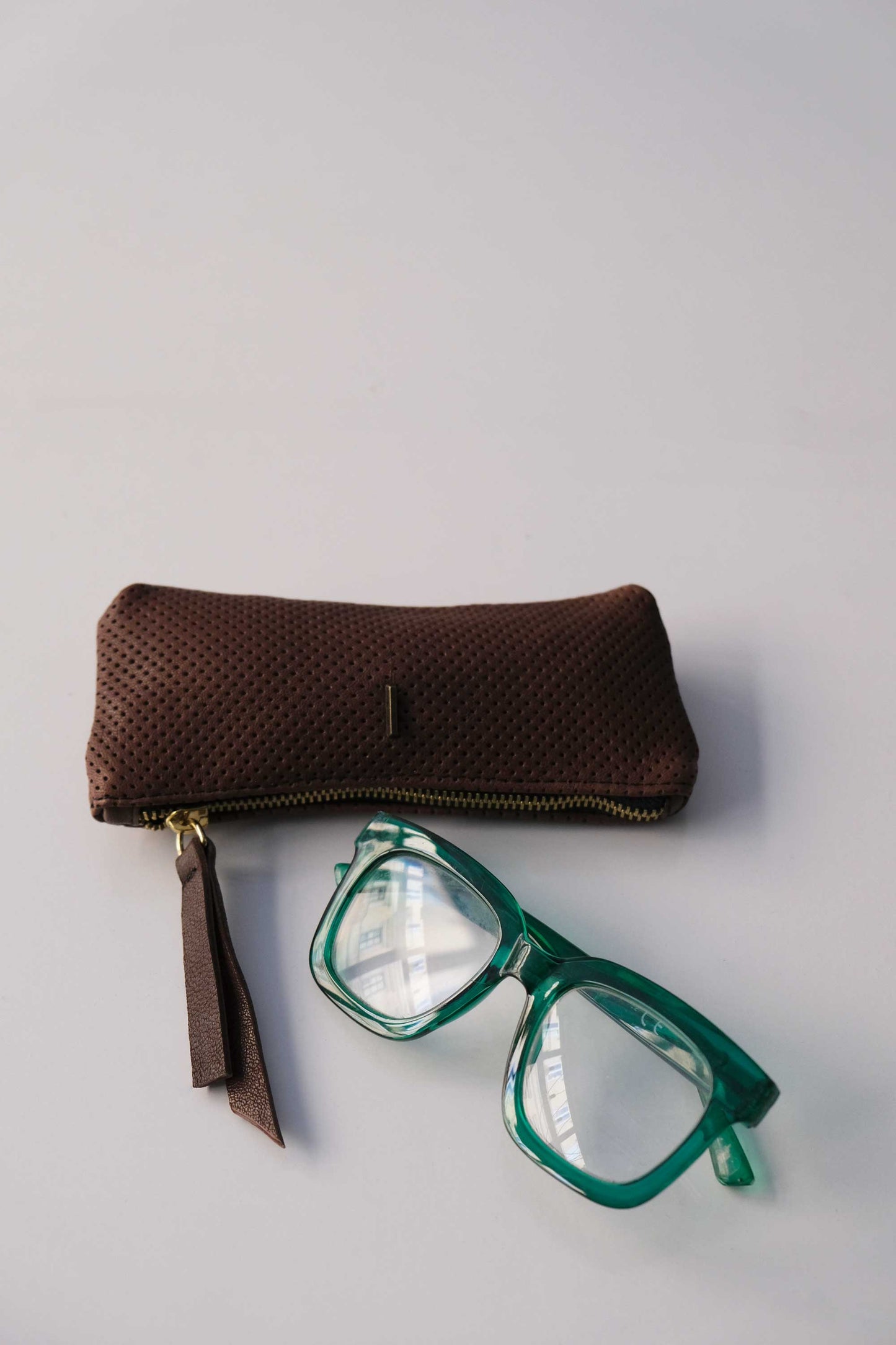 Mix nappa forata cioccolato - Pochette sostenibile - Made in Italy -
