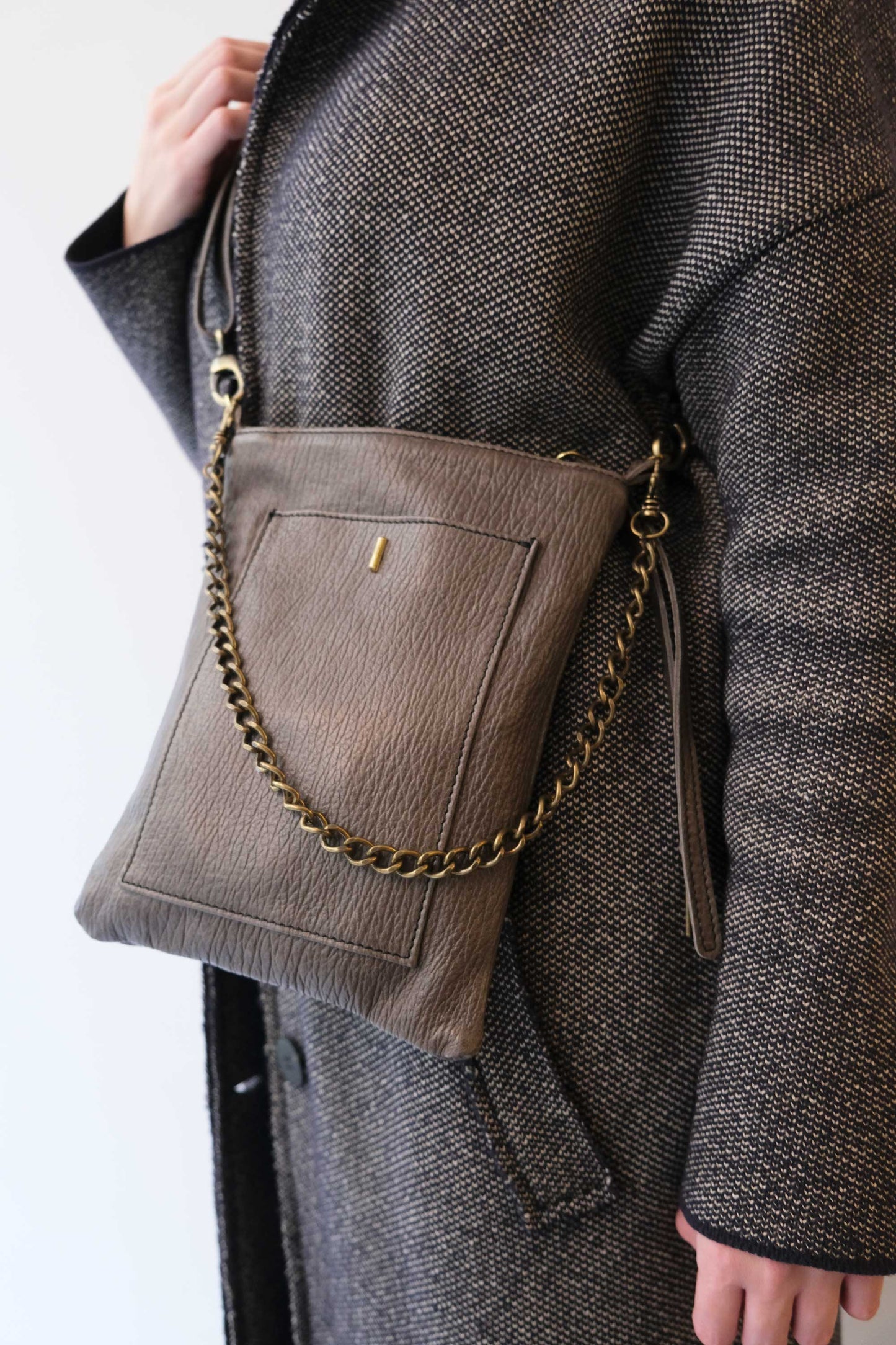 Rina pochette graphite vegetable tanned leather with shark print