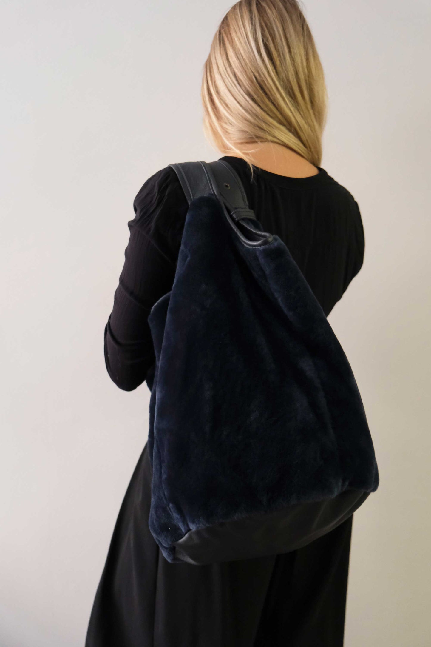 Lena tote bag in blue shearling leather