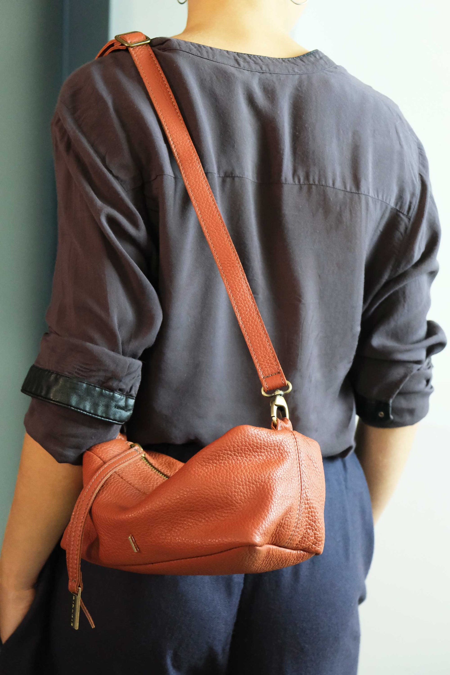 Bobo mini in brick leather with natural grain