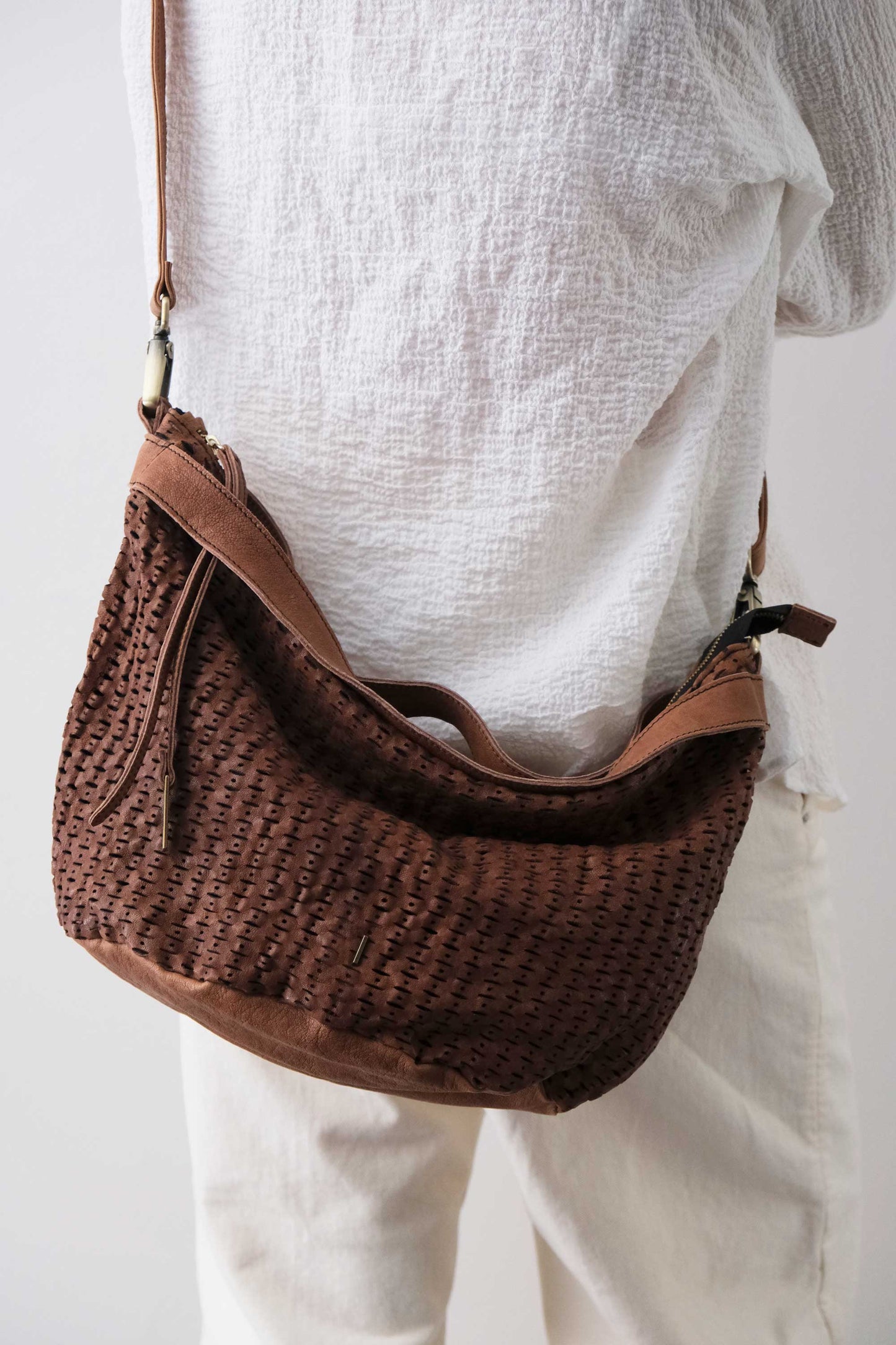 Carola bag cioccolato in morbida nappa traforata giunco - Made in Italy -