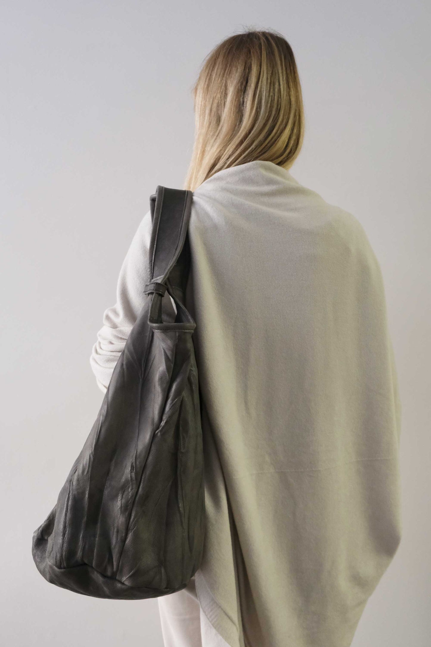 Lena tote bag in grafite leather