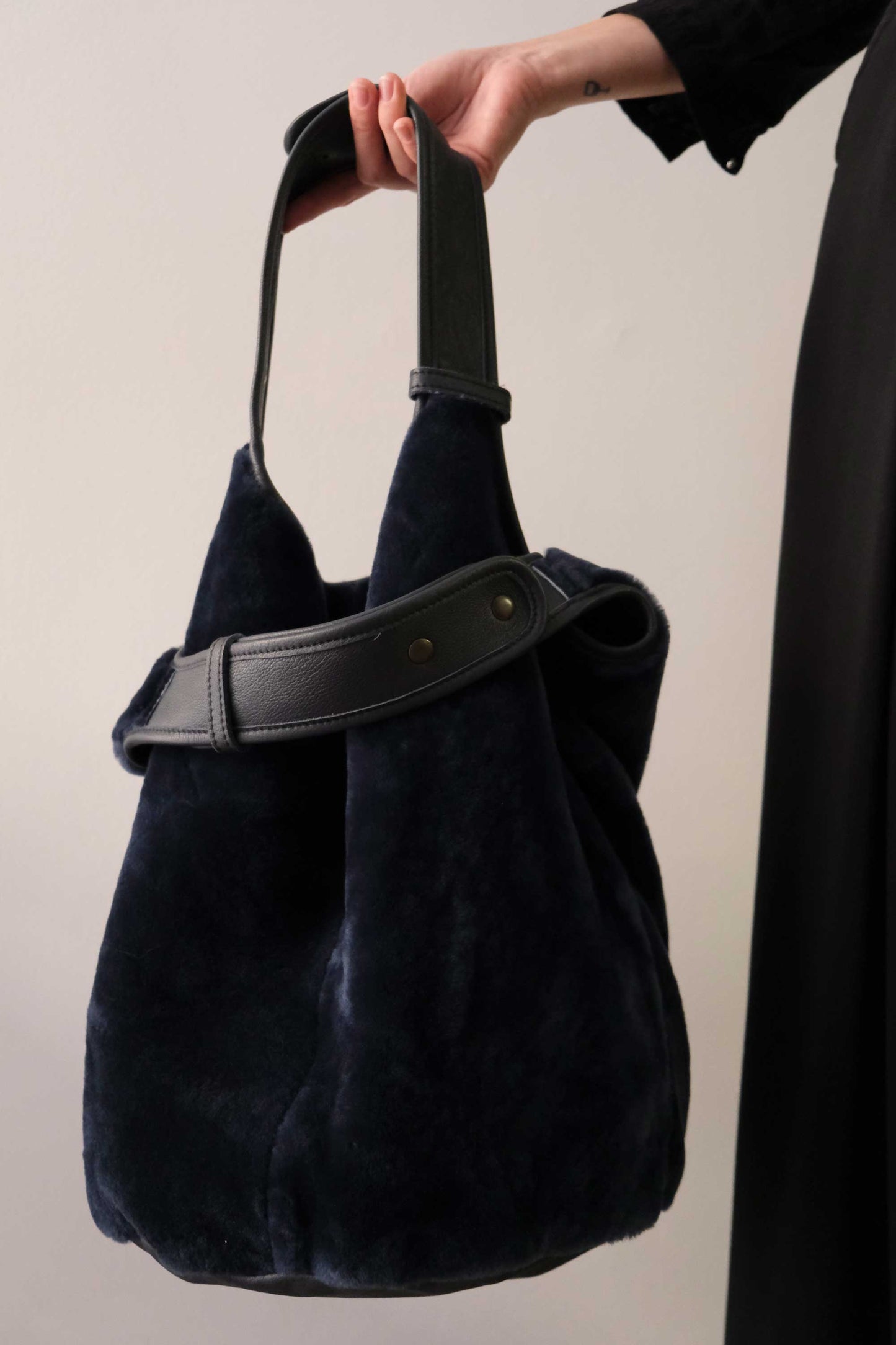 Lena tote bag in blue shearling leather