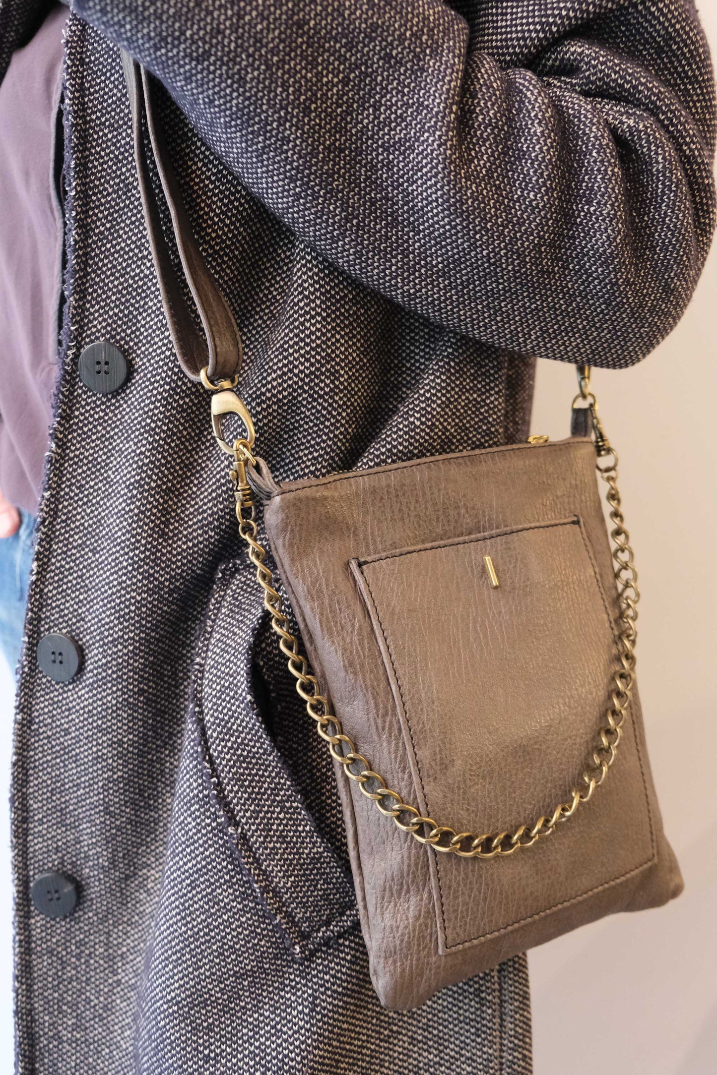 Rina pochette graphite vegetable tanned leather with shark print