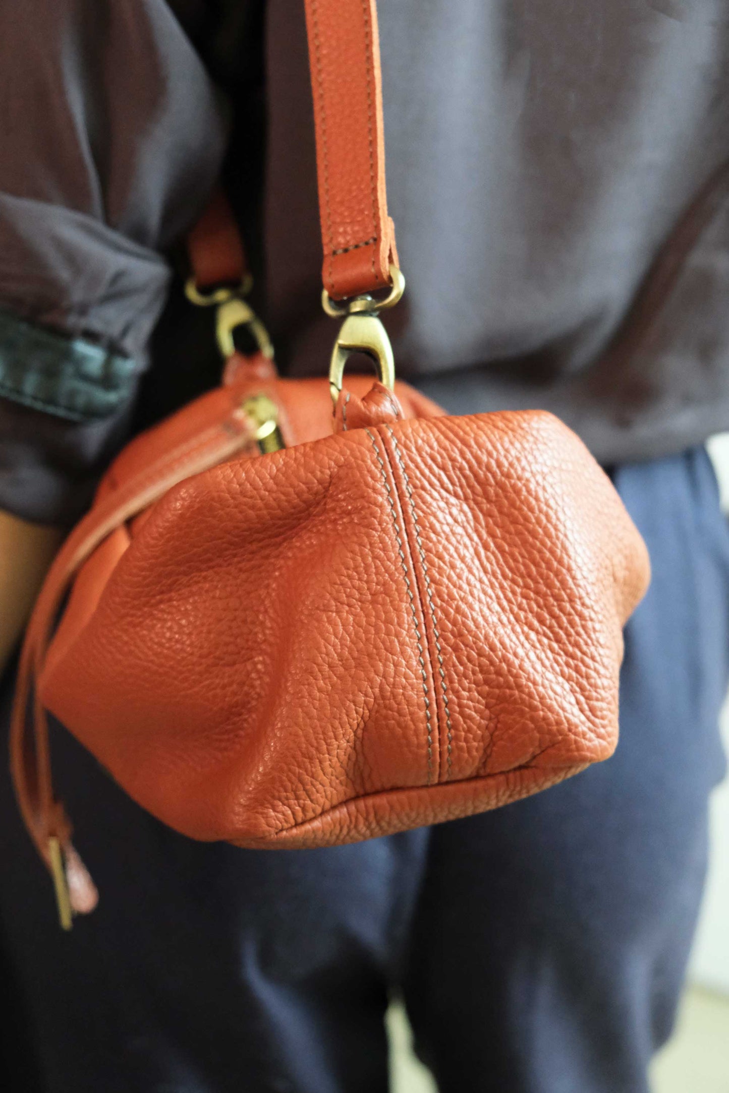 Bobo mini in brick leather with natural grain