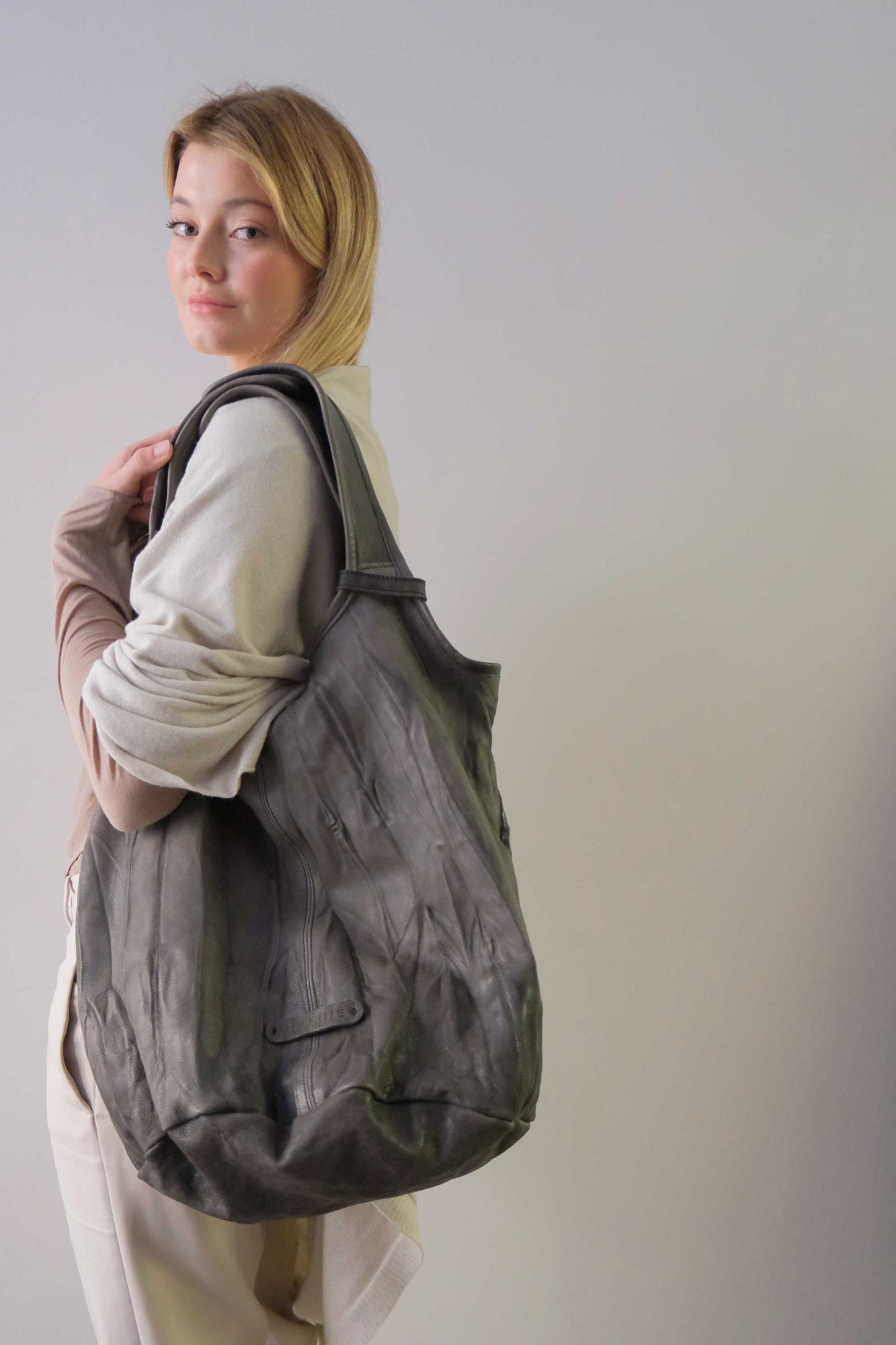 Lena tote bag in grafite leather