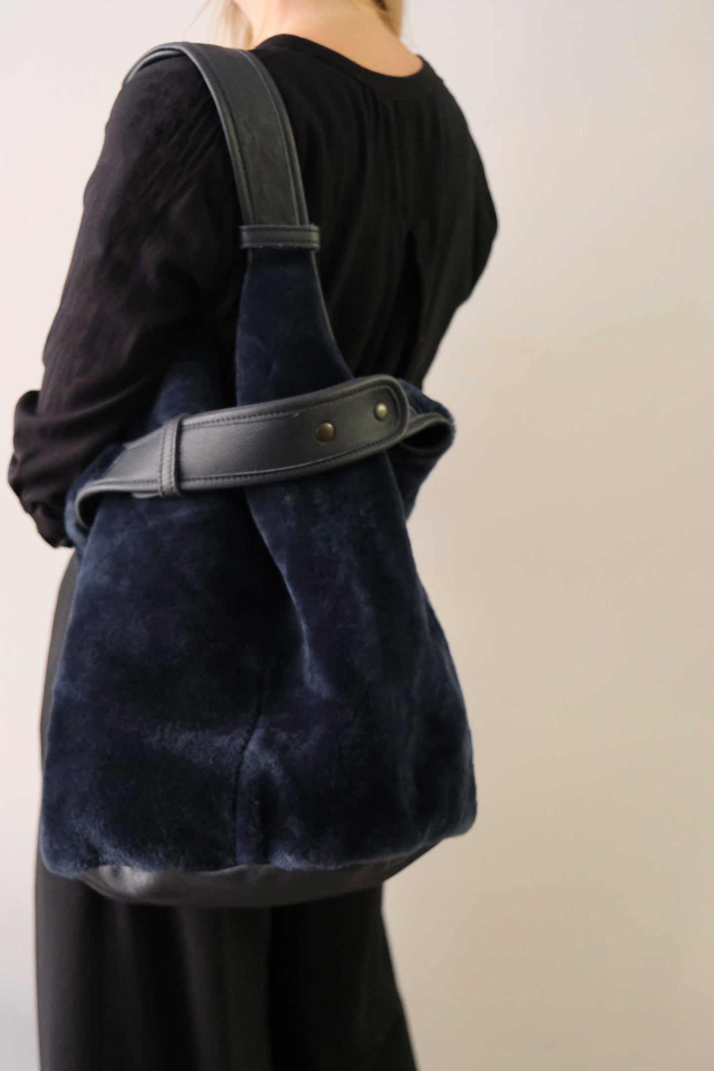 Lena tote bag in blue shearling leather