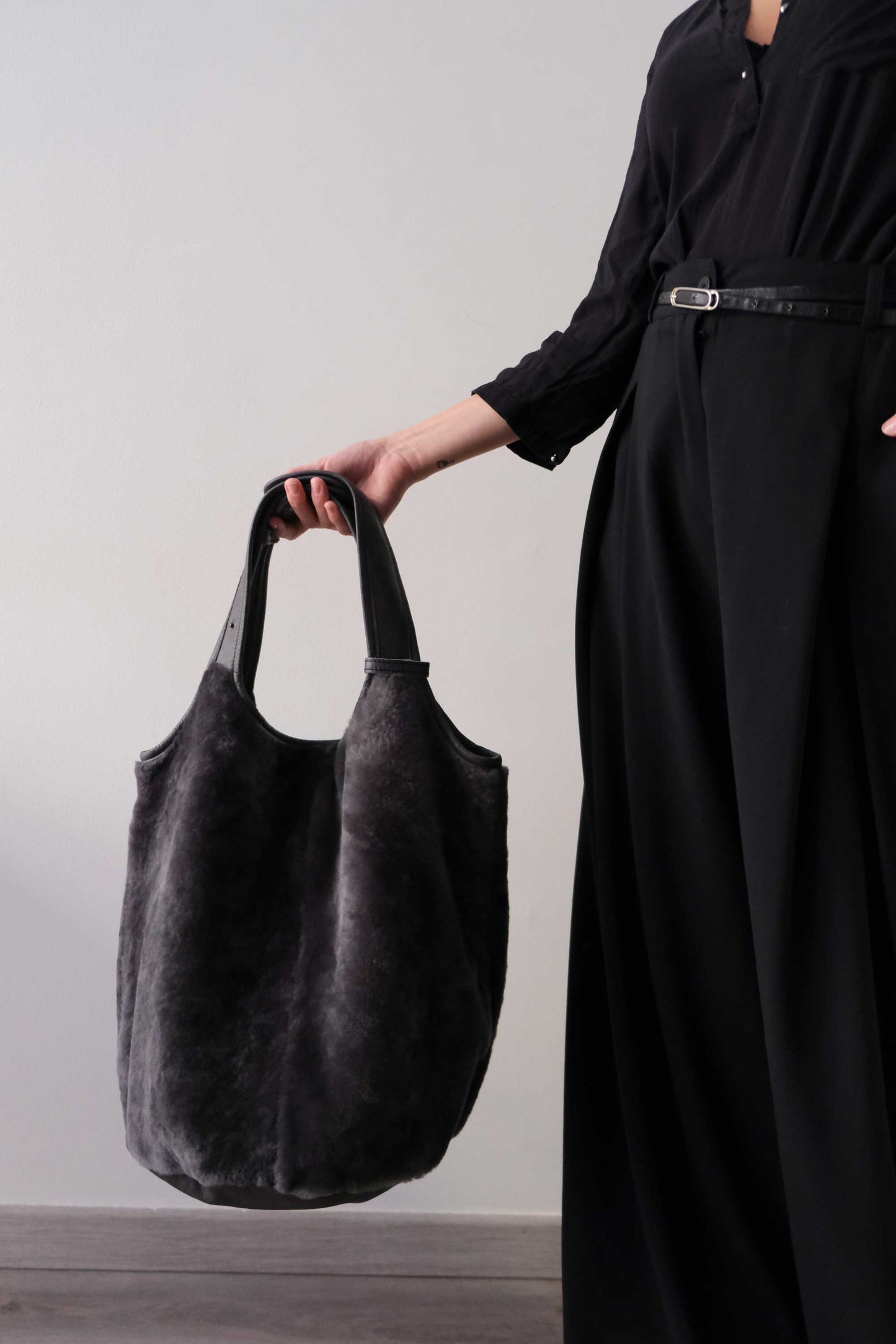 Lena tote bag in graphite shearling leather
