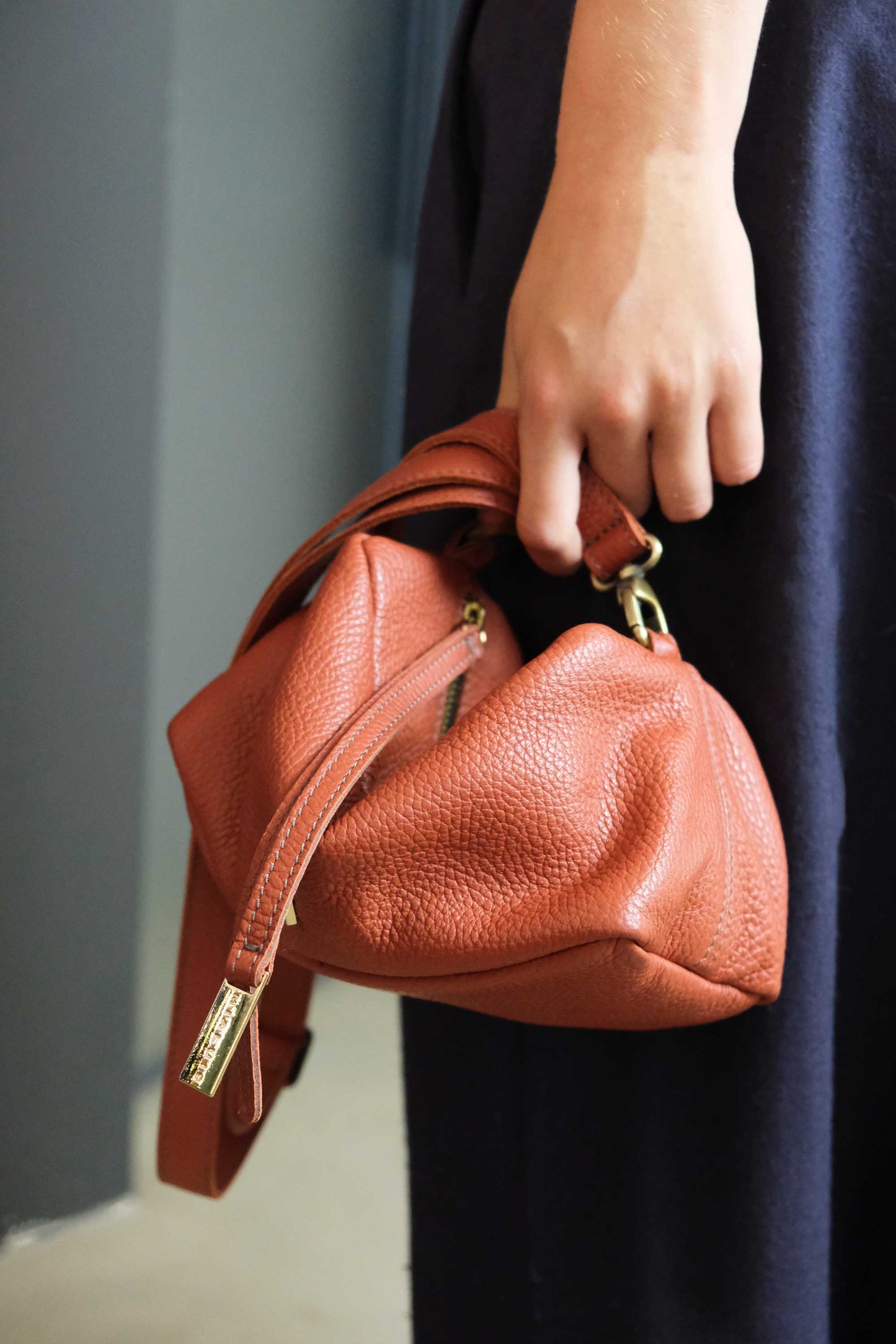 Bobo mini in brick leather with natural grain