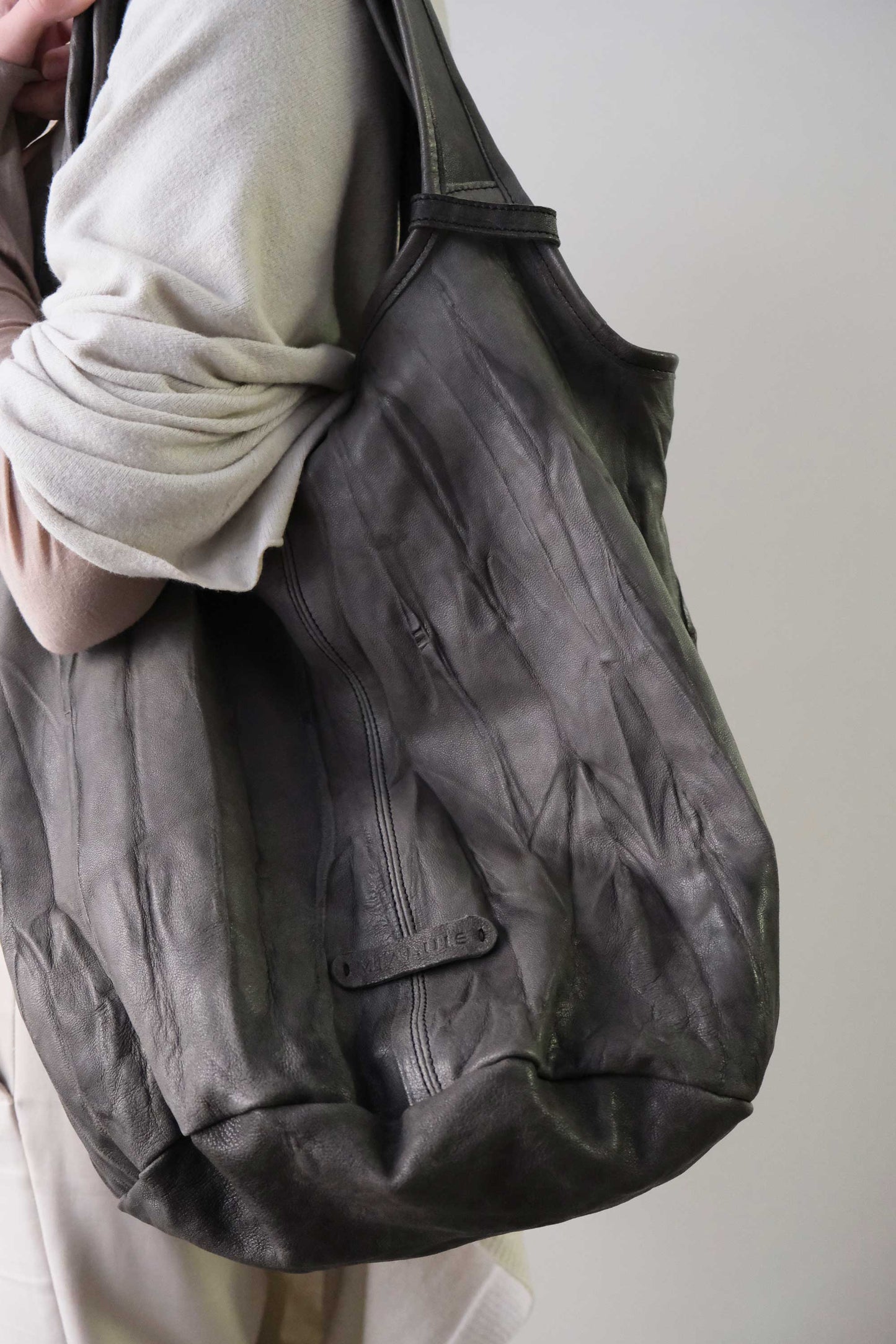 Lena tote bag in grafite leather