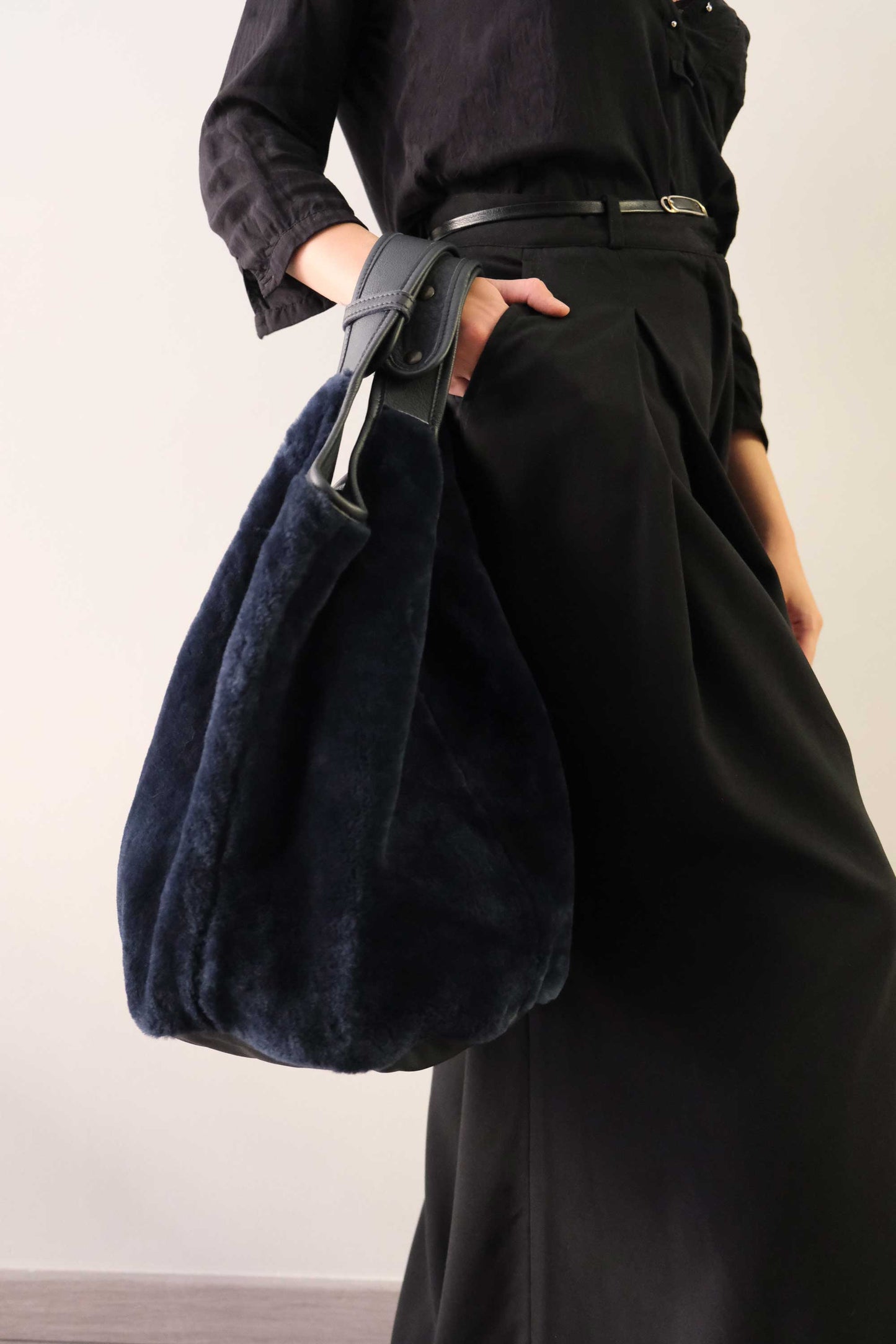 Lena tote bag in blue shearling leather