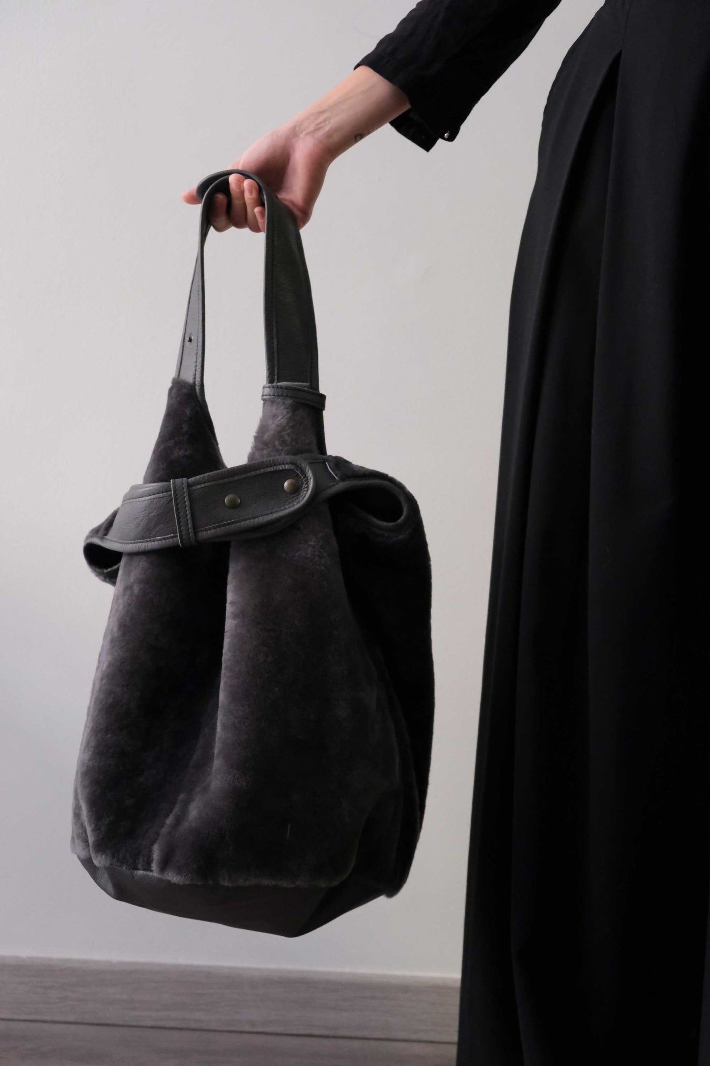 Lena tote bag in graphite shearling leather