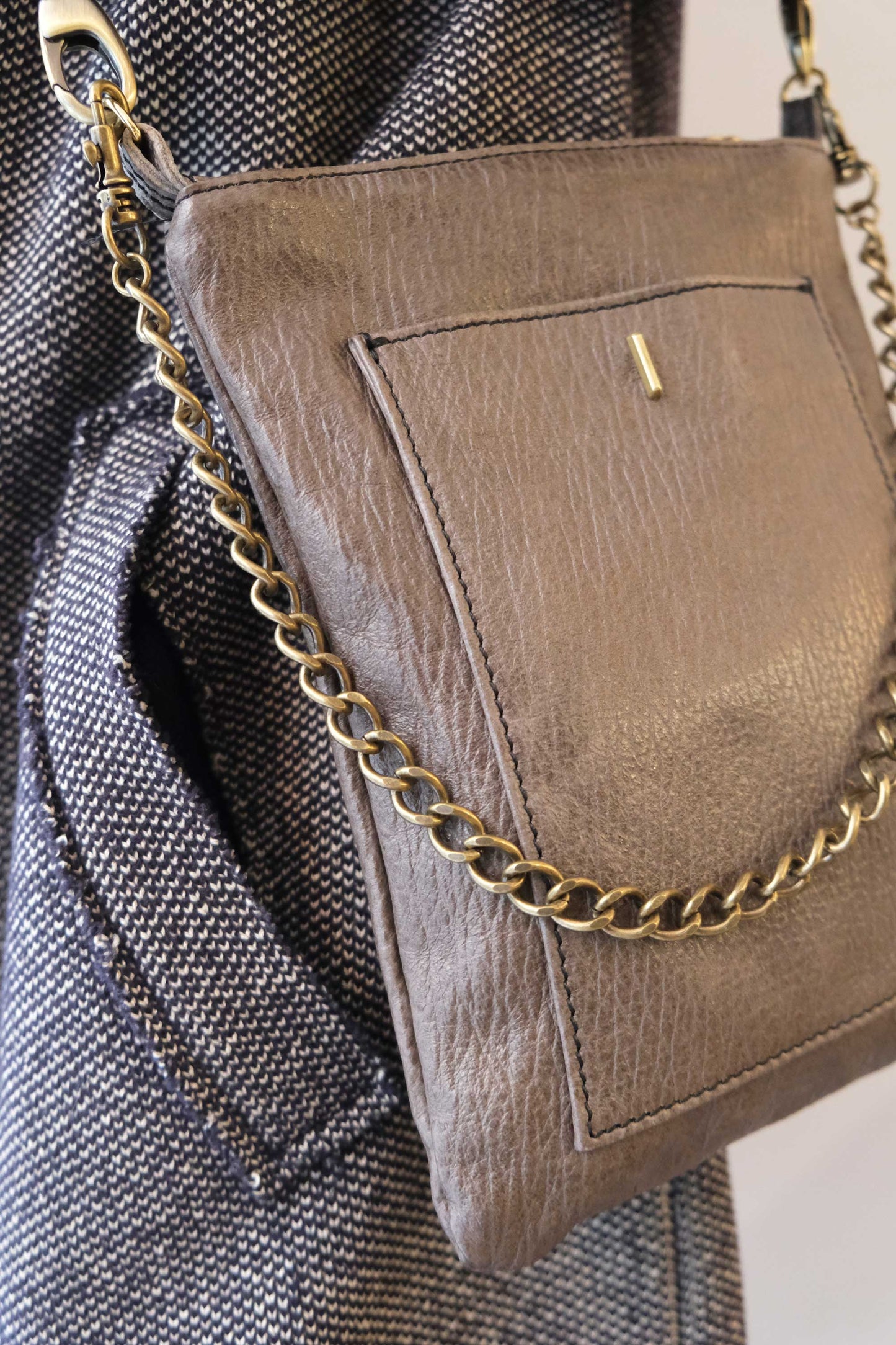 Rina pochette graphite vegetable tanned leather with shark print