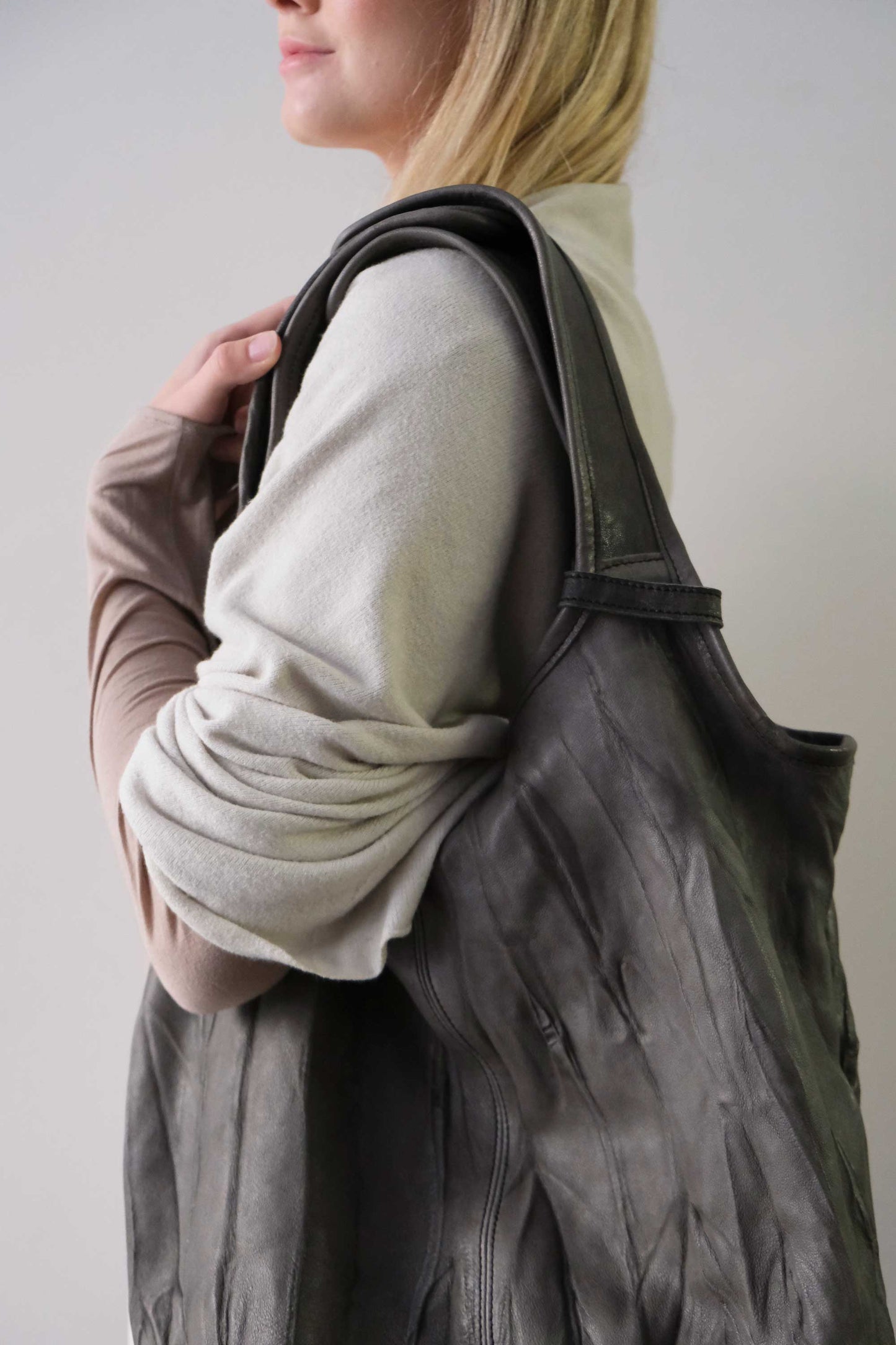 Lena tote bag in grafite leather