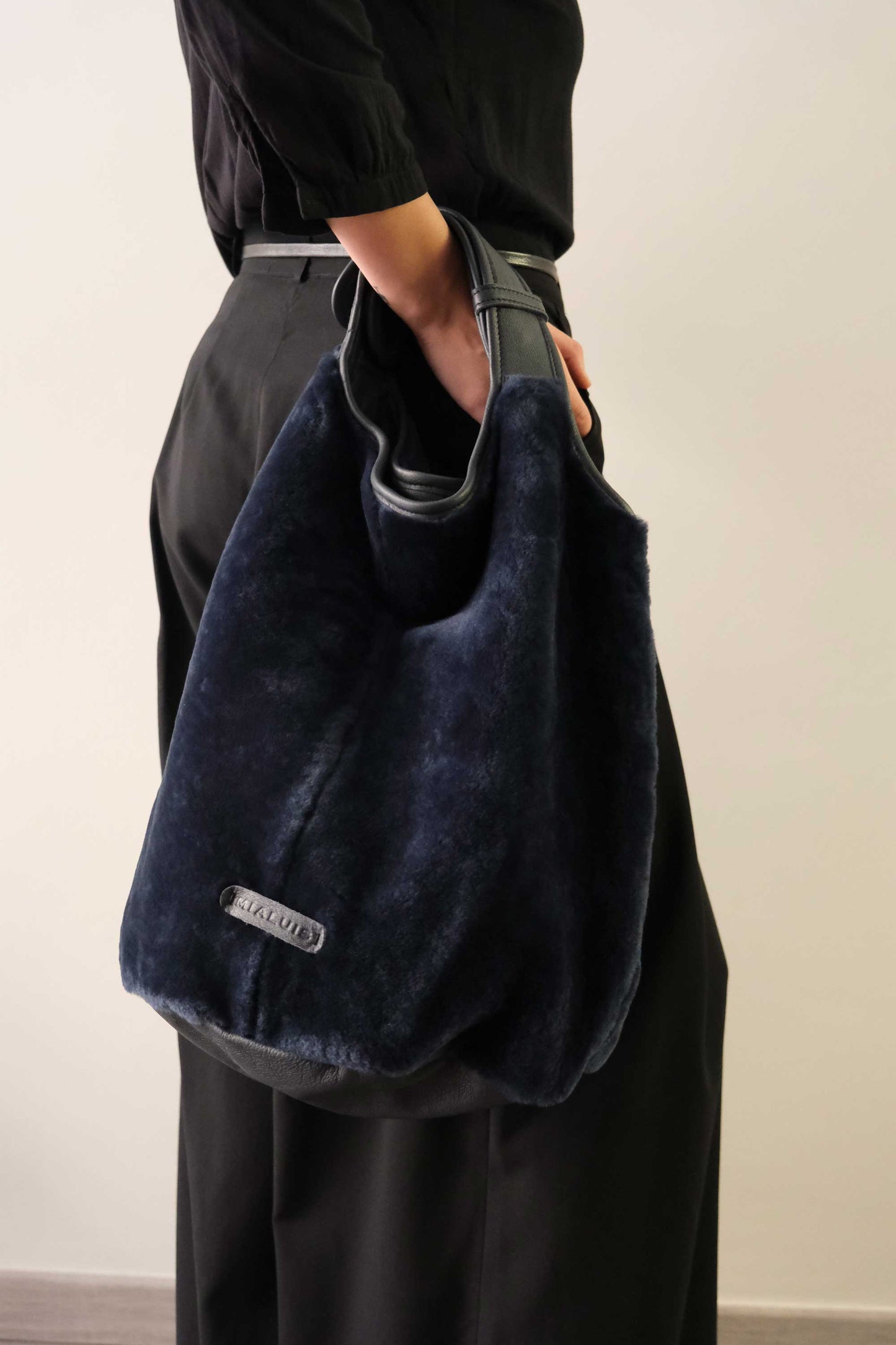 Lena tote bag in blue shearling leather