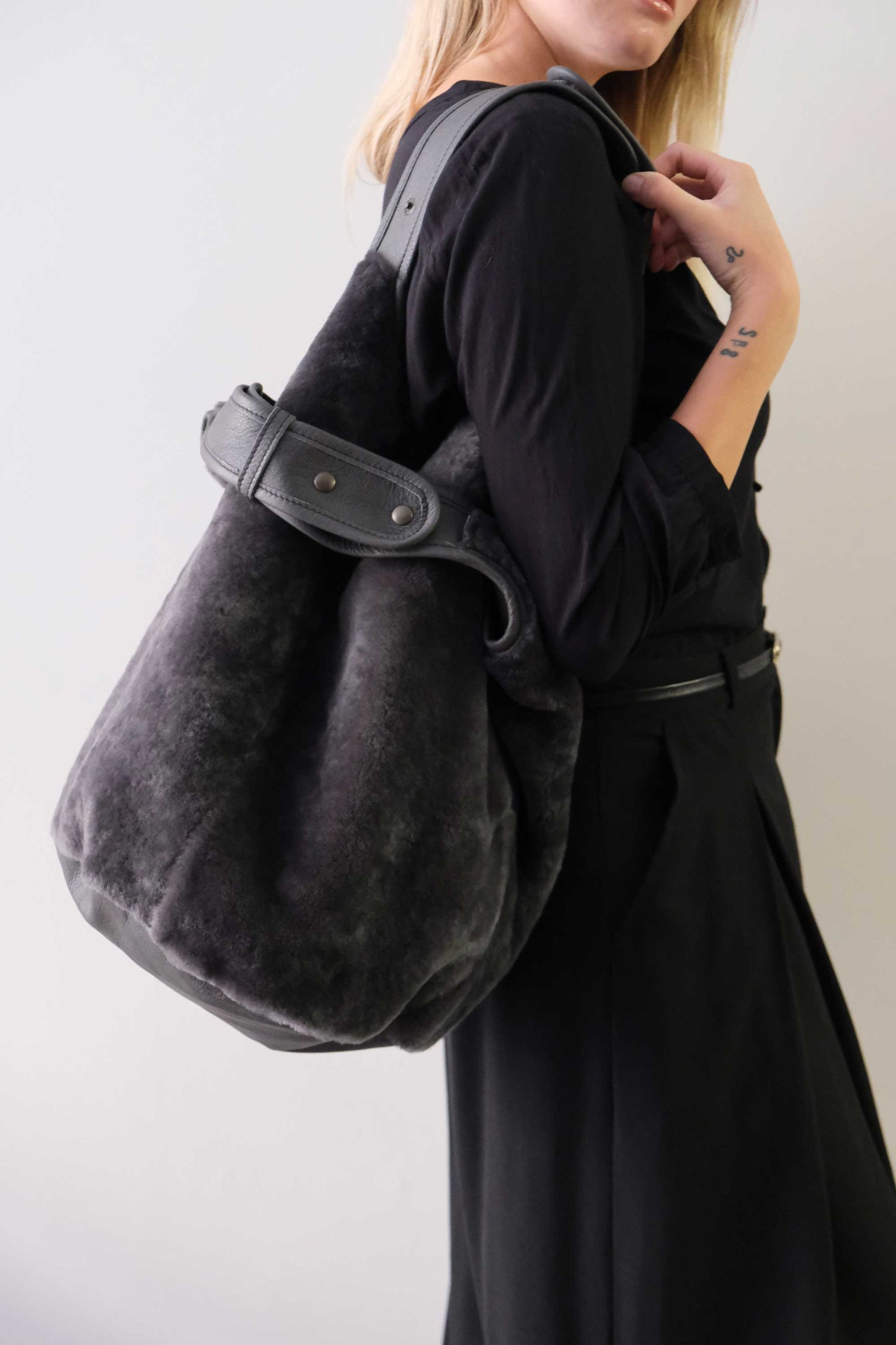Lena tote bag in graphite shearling leather