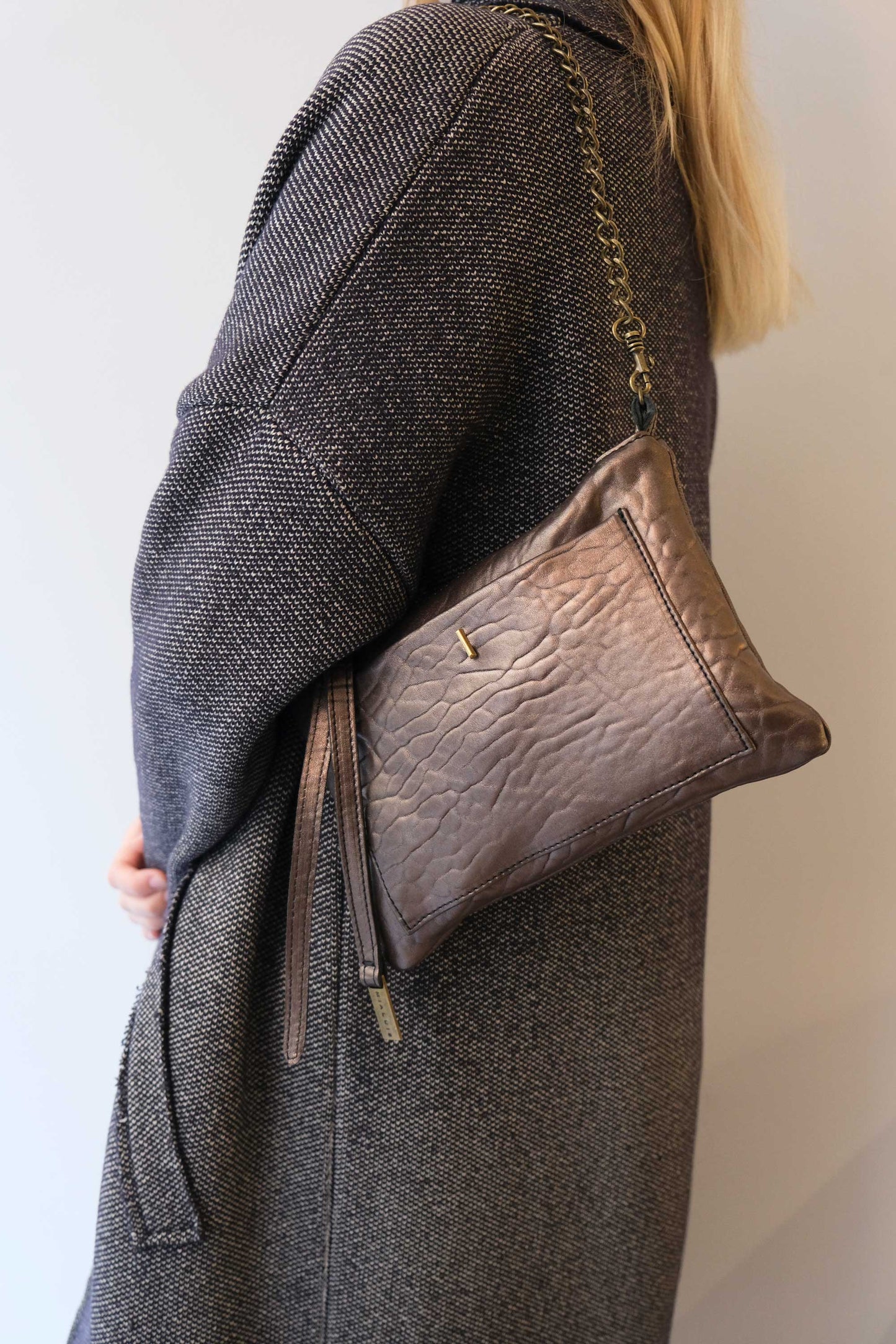 Mikin pochette in antique rose laminated mutton vegetable leather