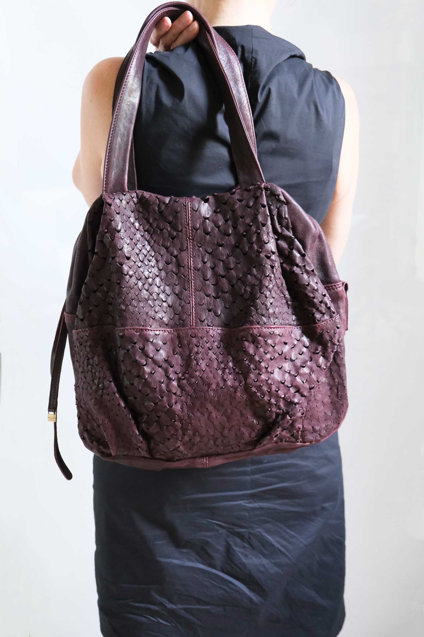 PREORDINE sconto 15% -Riri borsa tote in nappa traforata prugna- usa il codice PREORDER15 - LA CONSEGNA E' STIMATA 30 GIORNI DALL'ORDINE- Made in Italy -