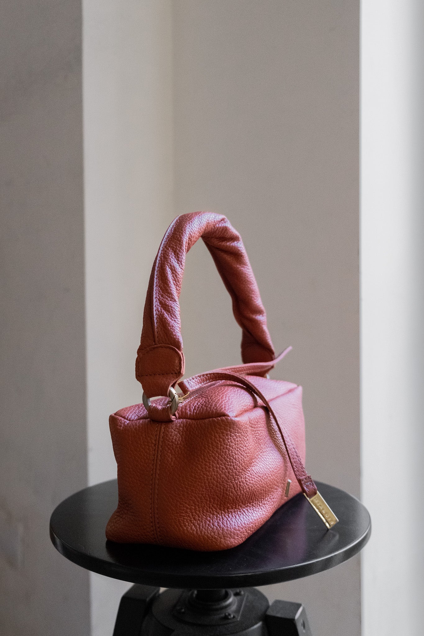 Bobo mini in brick leather with natural grain